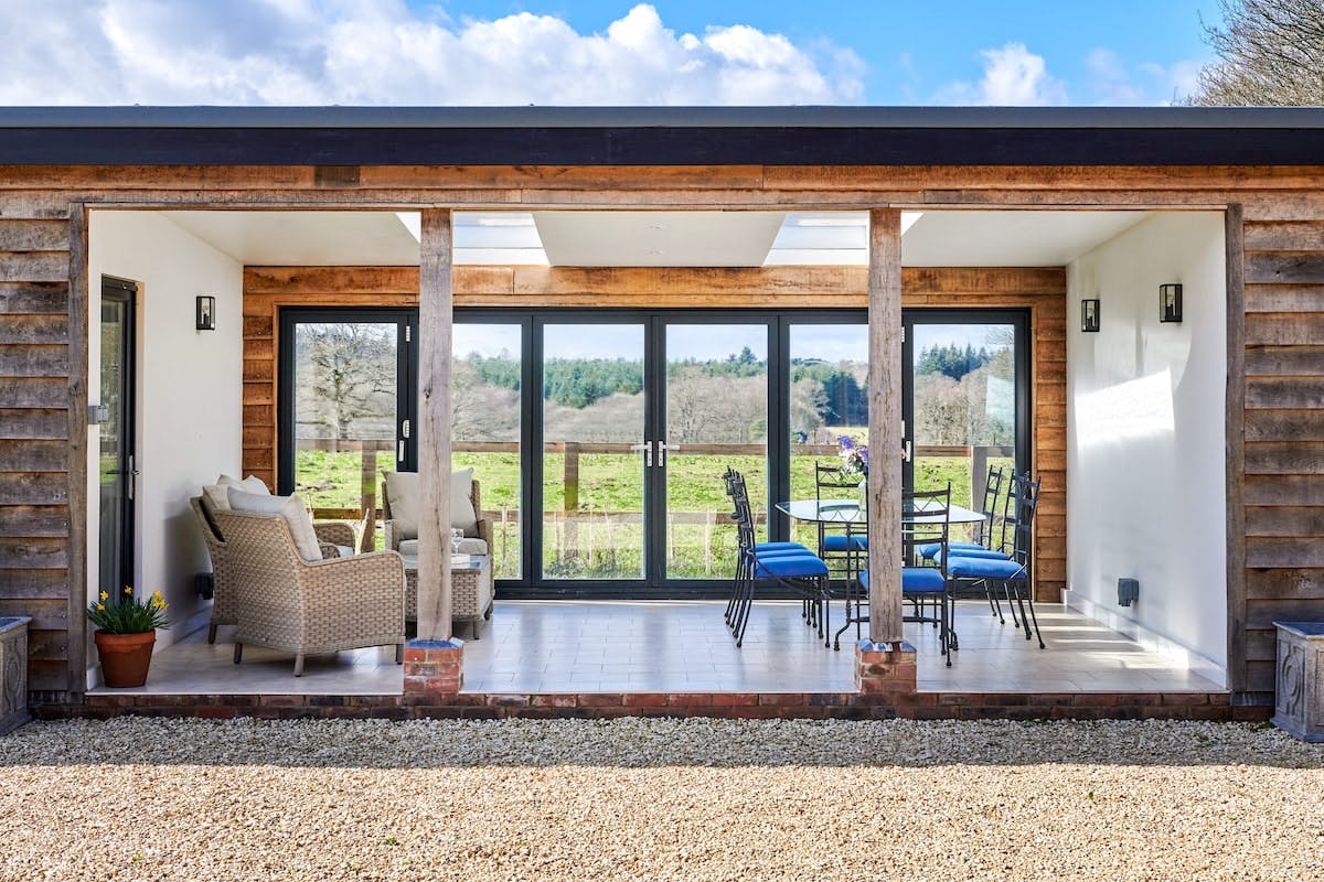 House Chanctonbury West Sussex: Luxury 3-Bedroom Villa with Tennis Court and Countryside Views, West Sussex