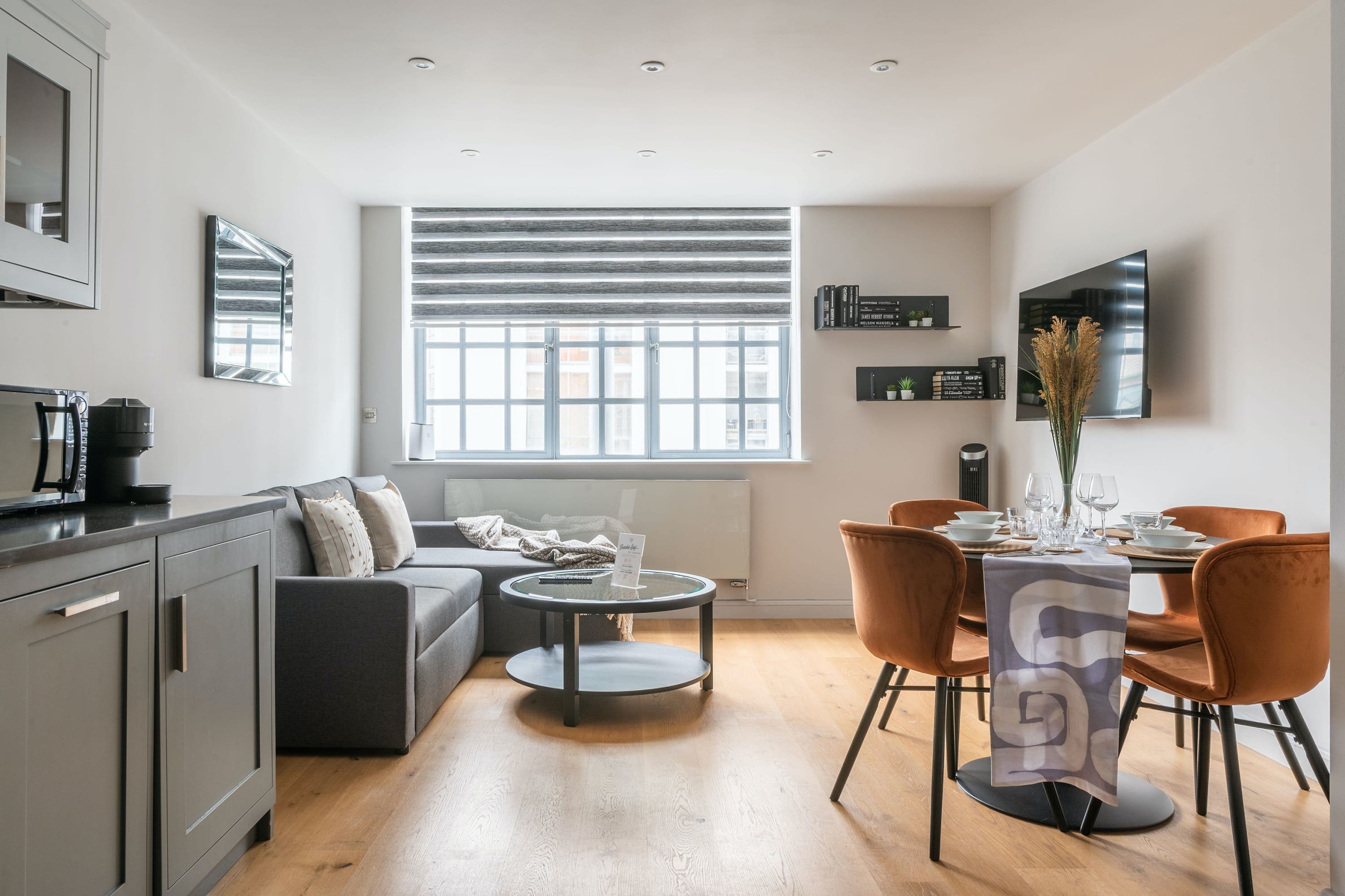 House Charterhouse Clerkenwell: Stylish 2-Bedroom Apartment Rental with Family Features in Clerkenwell, London