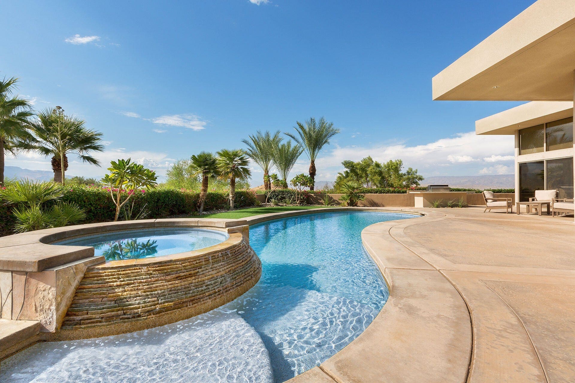 Villa Gloaming Two Bunch Cathedral City: Luxury 4-Bedroom House with Pool and Mountain Views, Cathedral City