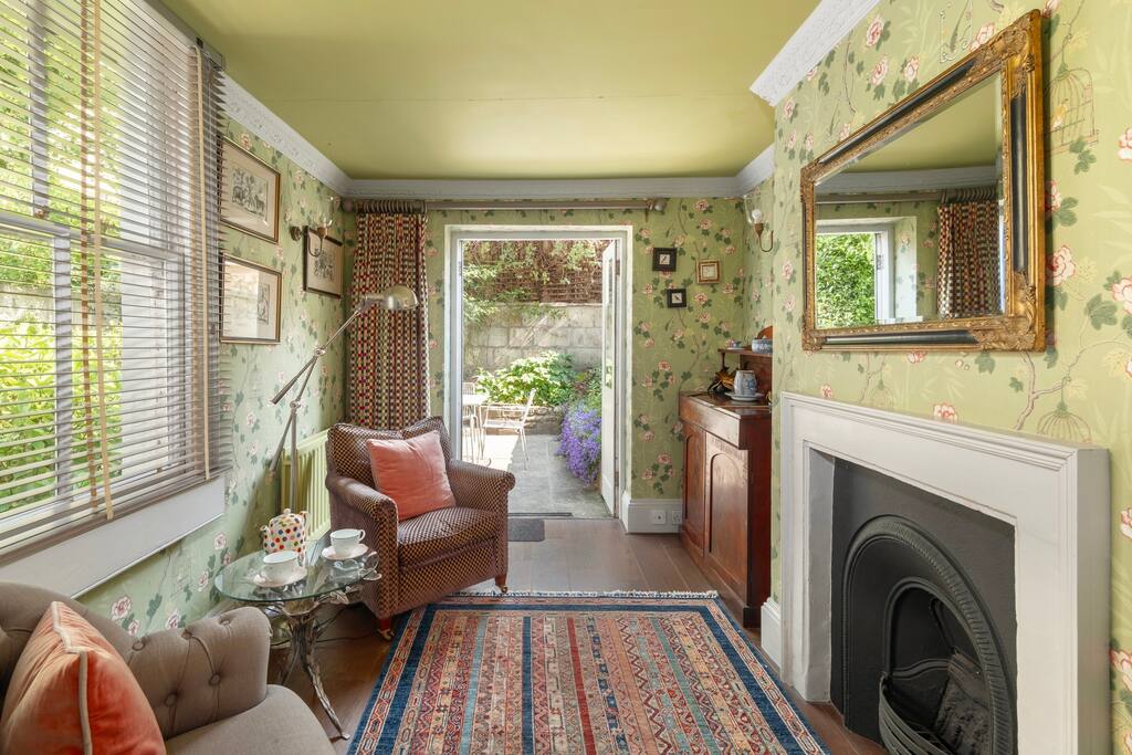 House Circus Somerset: Charming 3-Bedroom Apartment Rental with Garden, Bath Somerset
