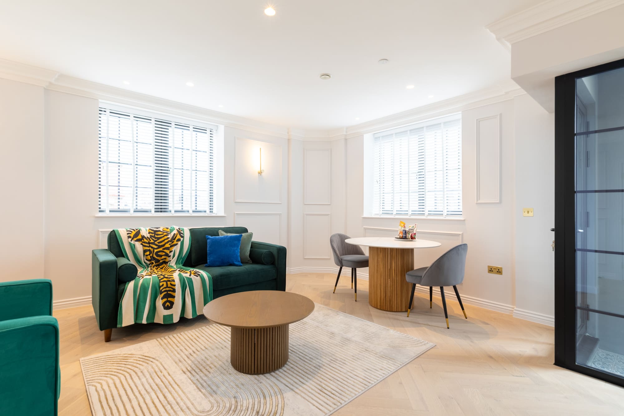 House Clink Southwark: Chic 2-Bedroom Apartment Rental with Family Features in Southwark, London