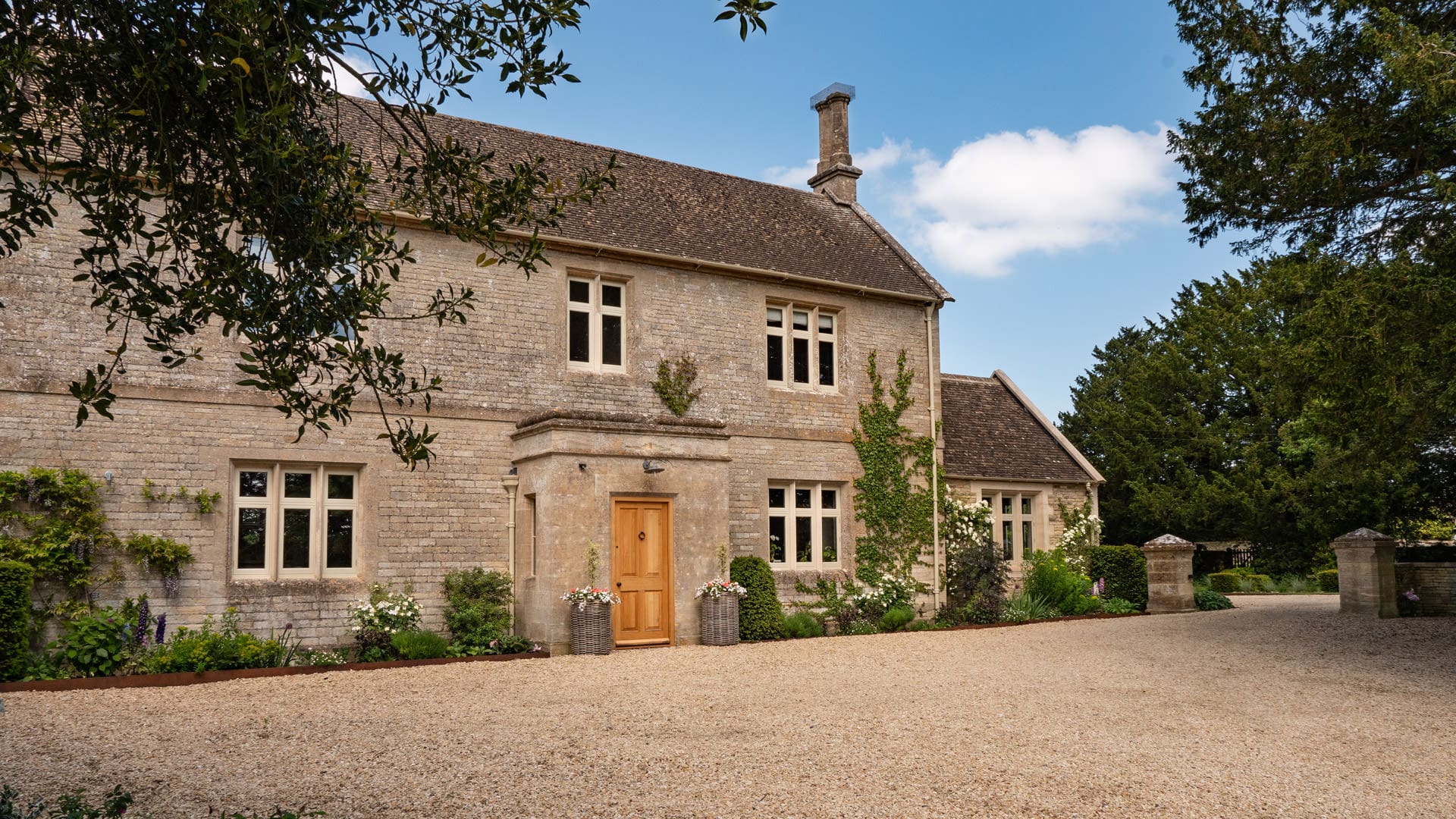House Coln Burford: Luxury 6-Bedroom House with Tennis Court and Countryside Views, Burford