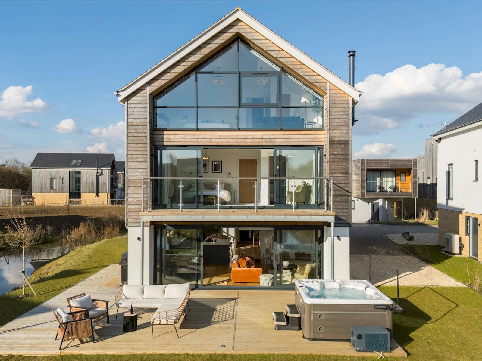House Lysias Hatherop Cirencester: Luxury 5-Bedroom Villa with Hot Tub and Lake Views, Cirencester