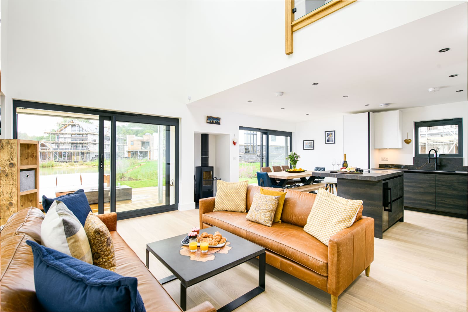 House Helm Siddington Cirencester: Luxury 4-Bedroom House with Lake View, Cirencester