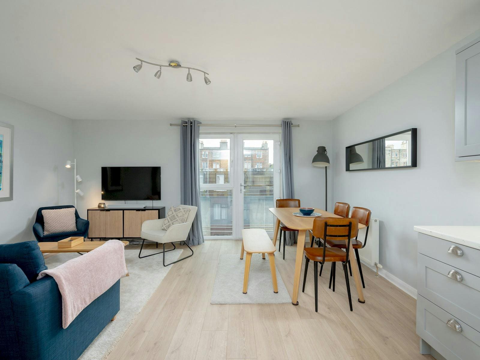 House Craiglockhart Edinburgh: Luxury 2-Bedroom Family-Friendly House Rental in Edinburgh with Balcony