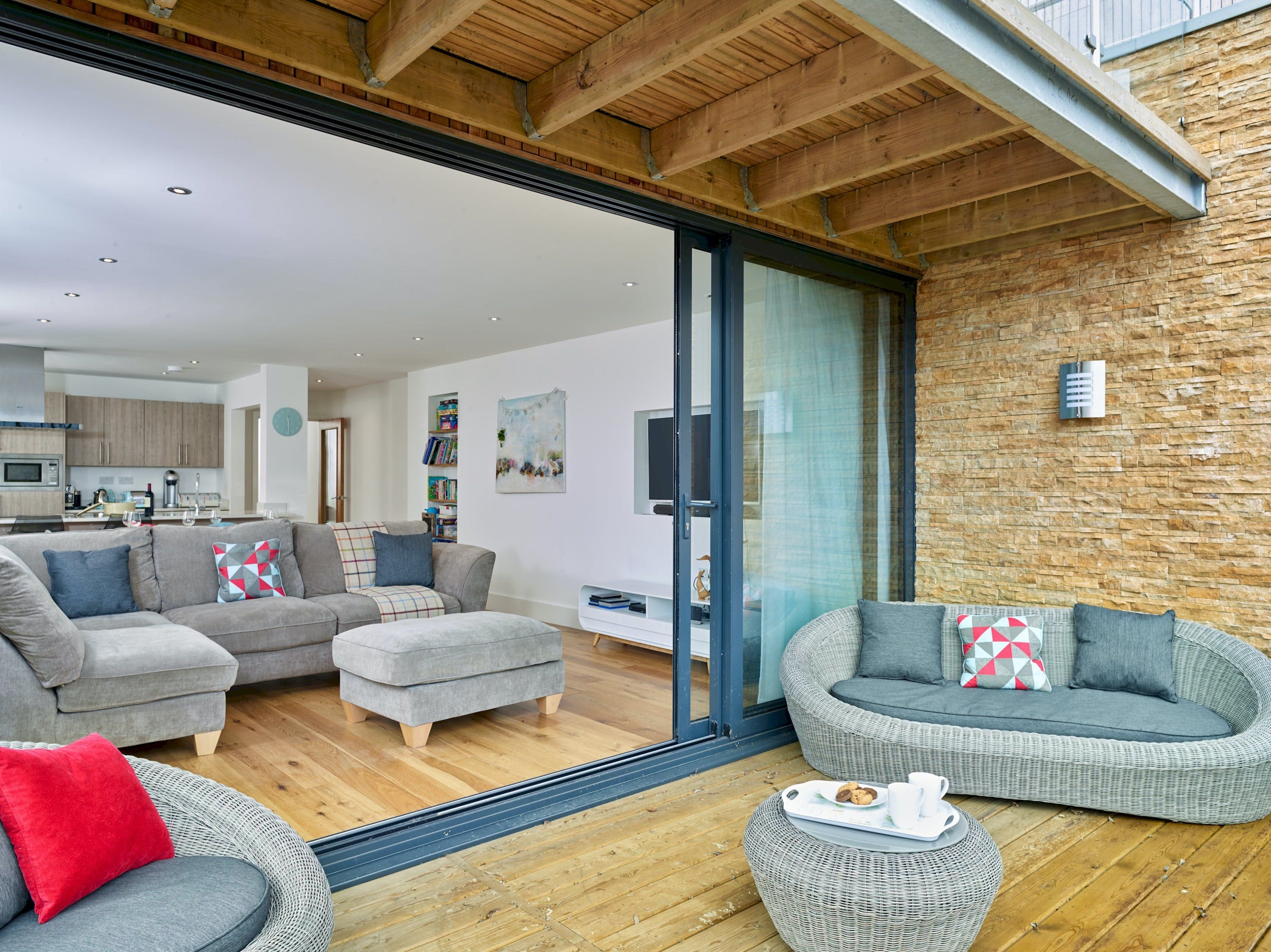 House Cricklade Mill: Spacious 4-Bedroom Apartment with Pool and Lake Views, Cricklade