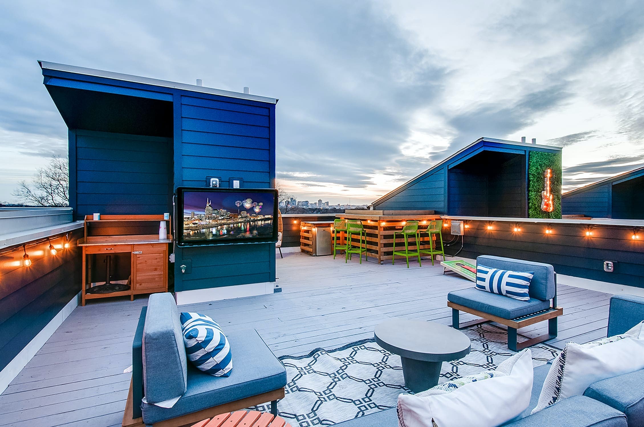 Villa Maestros Eastland Nashville: Luxury 4-Bedroom House with Rooftop Deck and En-Suite Baths, Nashville