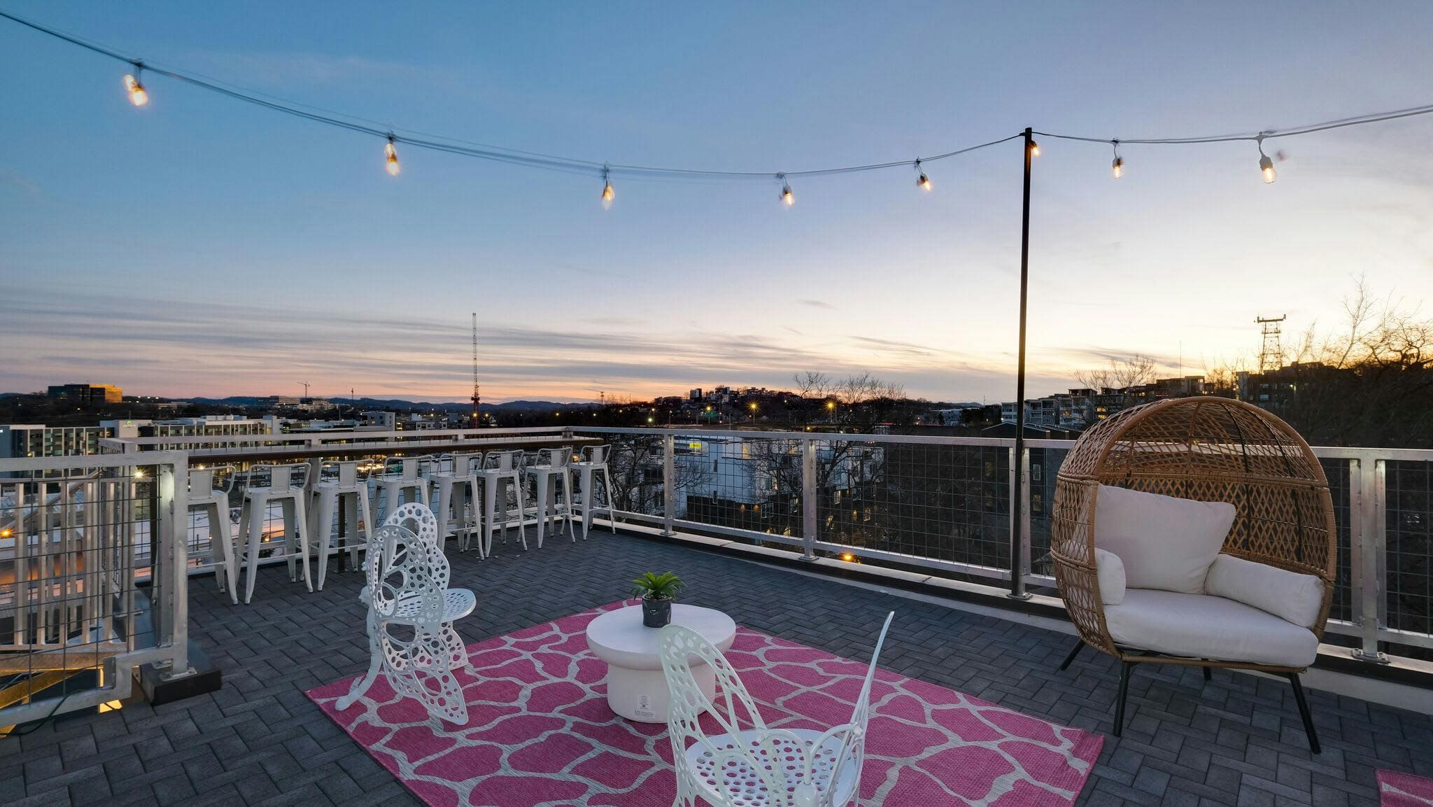 Villa Aurore Berry Hill Nashville: Luxury 5-Bedroom House with Rooftop Decks, Nashville