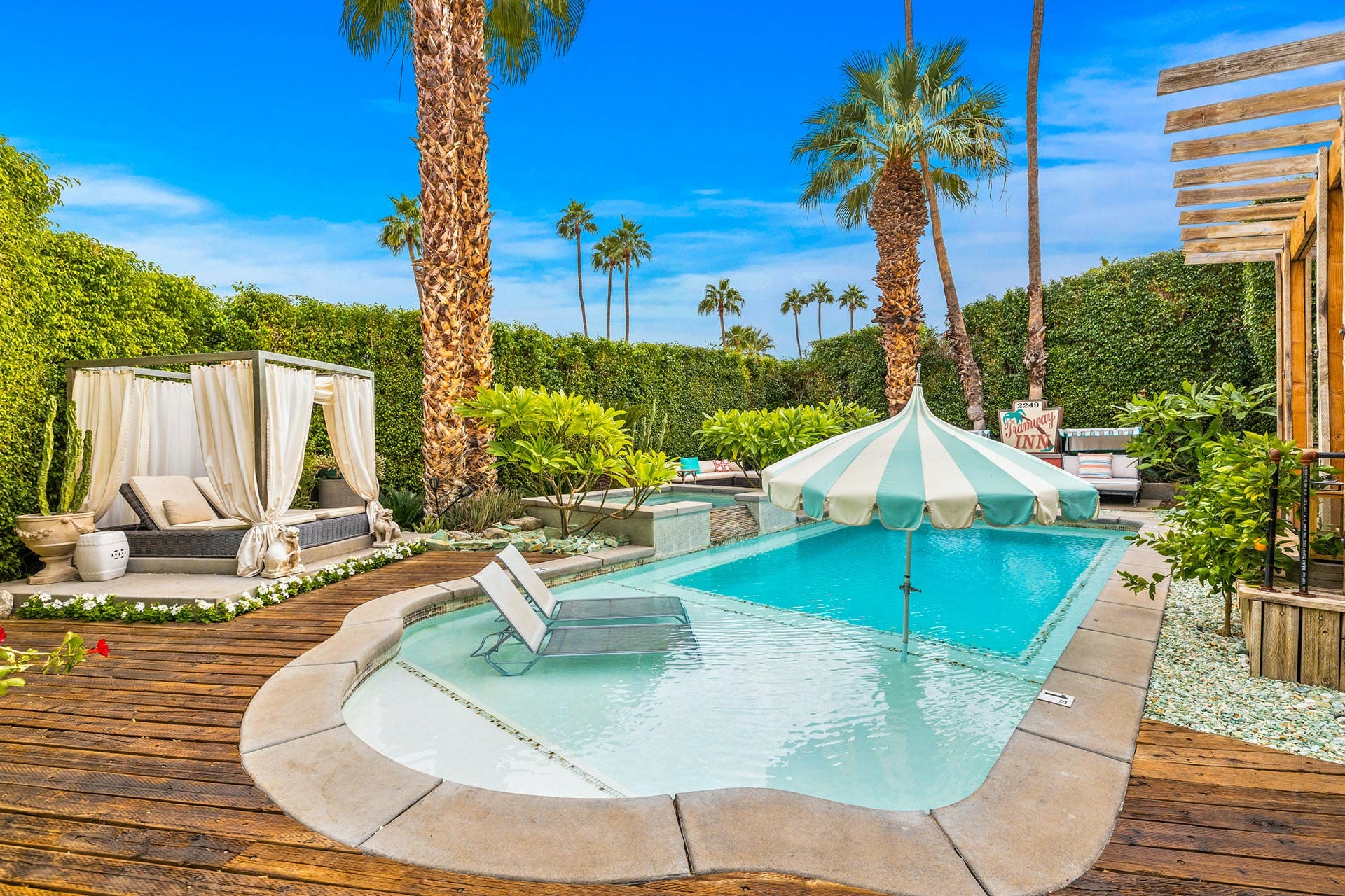 House Desert Palm: Luxury 5-Bedroom Apartment with Pool and Hot Tub, Palm Springs