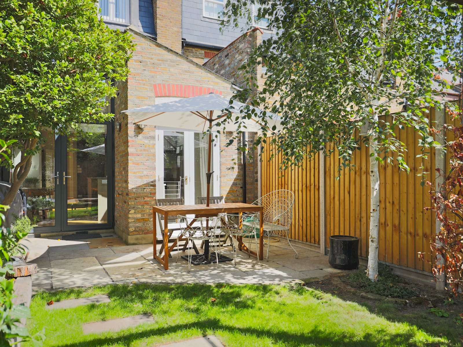 House Eel Pie Twickenham: Luxury 3-Bedroom Family Villa with Garden and Workspace, Twickenham London