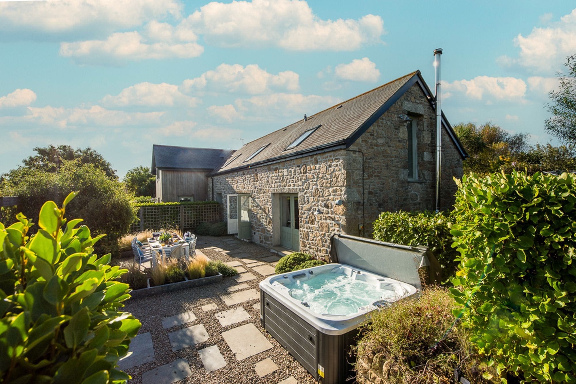 House Enys Mousehole: Stylish 4-Bedroom Apartment with Hot Tub and Seaview, Mousehole