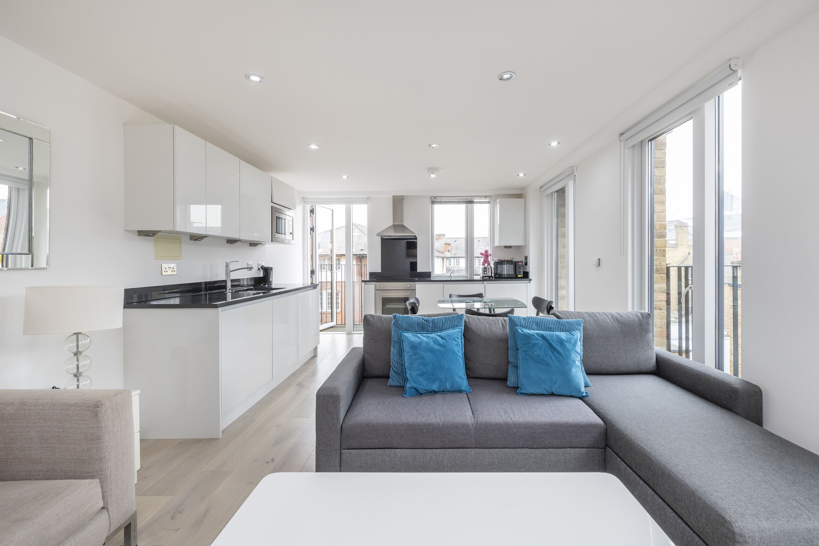 House Euston Somers Town: Modern 2-Bedroom Apartment Rental with Balcony, Family-Friendly, Somers Town London