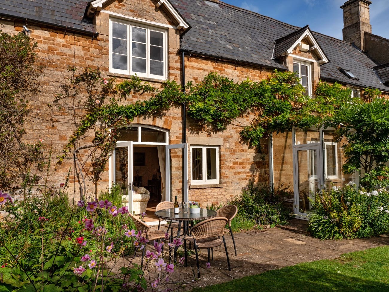 House Rowan Sarsden Chipping Norton: Charming 2-Bedroom Holiday Cottage with Shared Pool in Chipping Norton