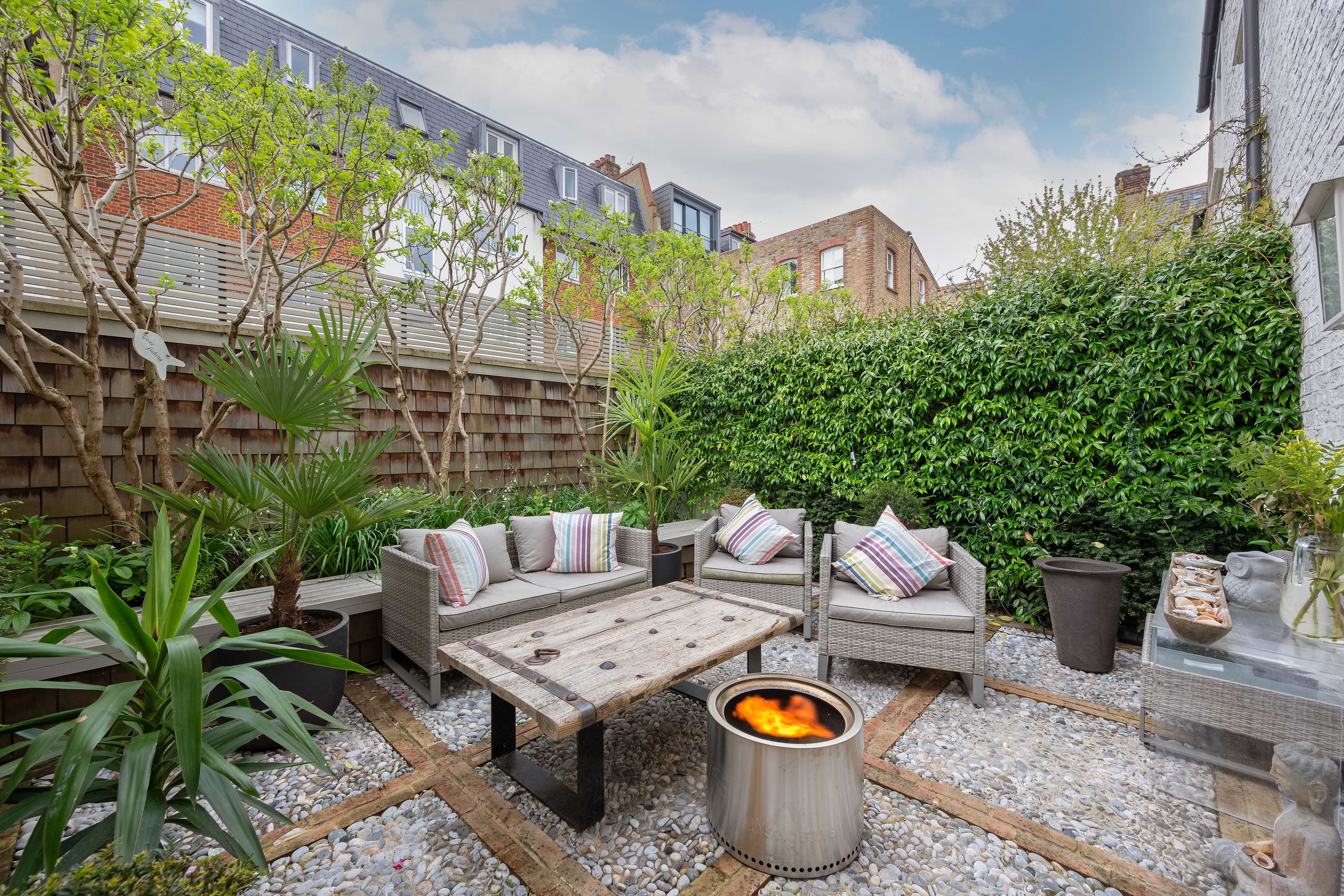 House Lysias Wandsworth Battersea: Spacious 3-Bedroom Apartment Rental with Terrace in Battersea London