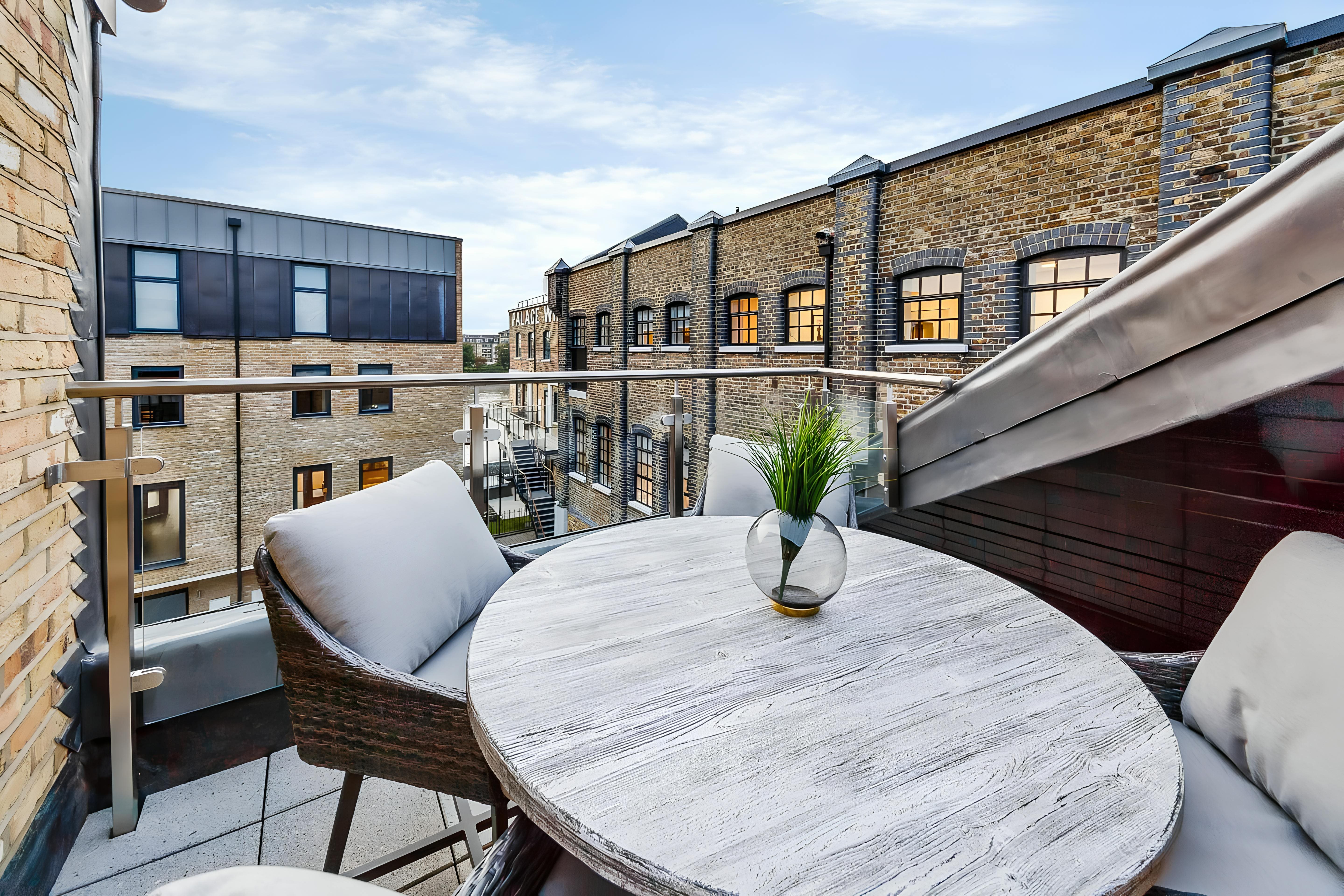 House Fulham Reach Hammersmith: Stylish 2-Bedroom Apartment Rental with Riverside Terrace, Hammersmith