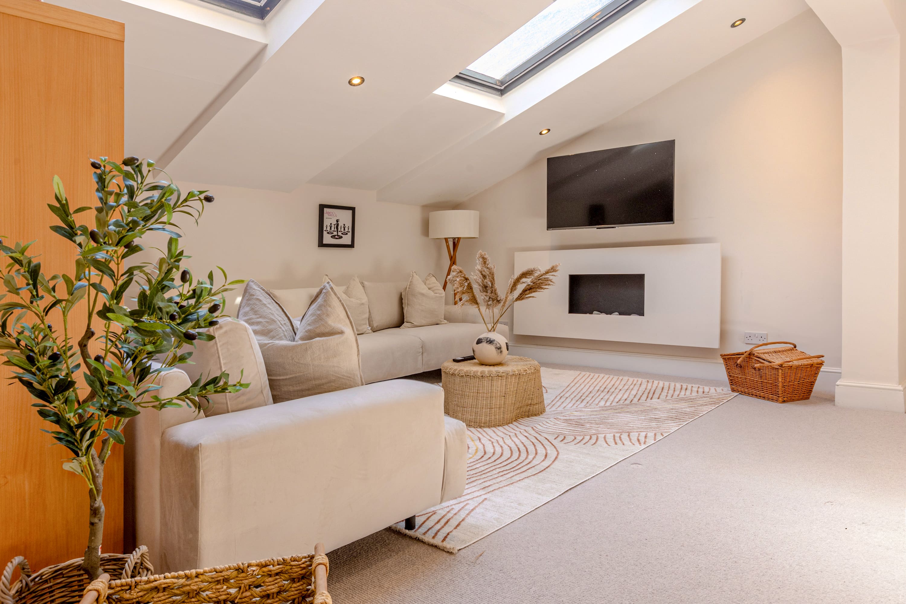 House Fulhambar Barons Court: Elegant 3-Bedroom Apartment Rental with En-Suite Bathrooms in Barons Court London