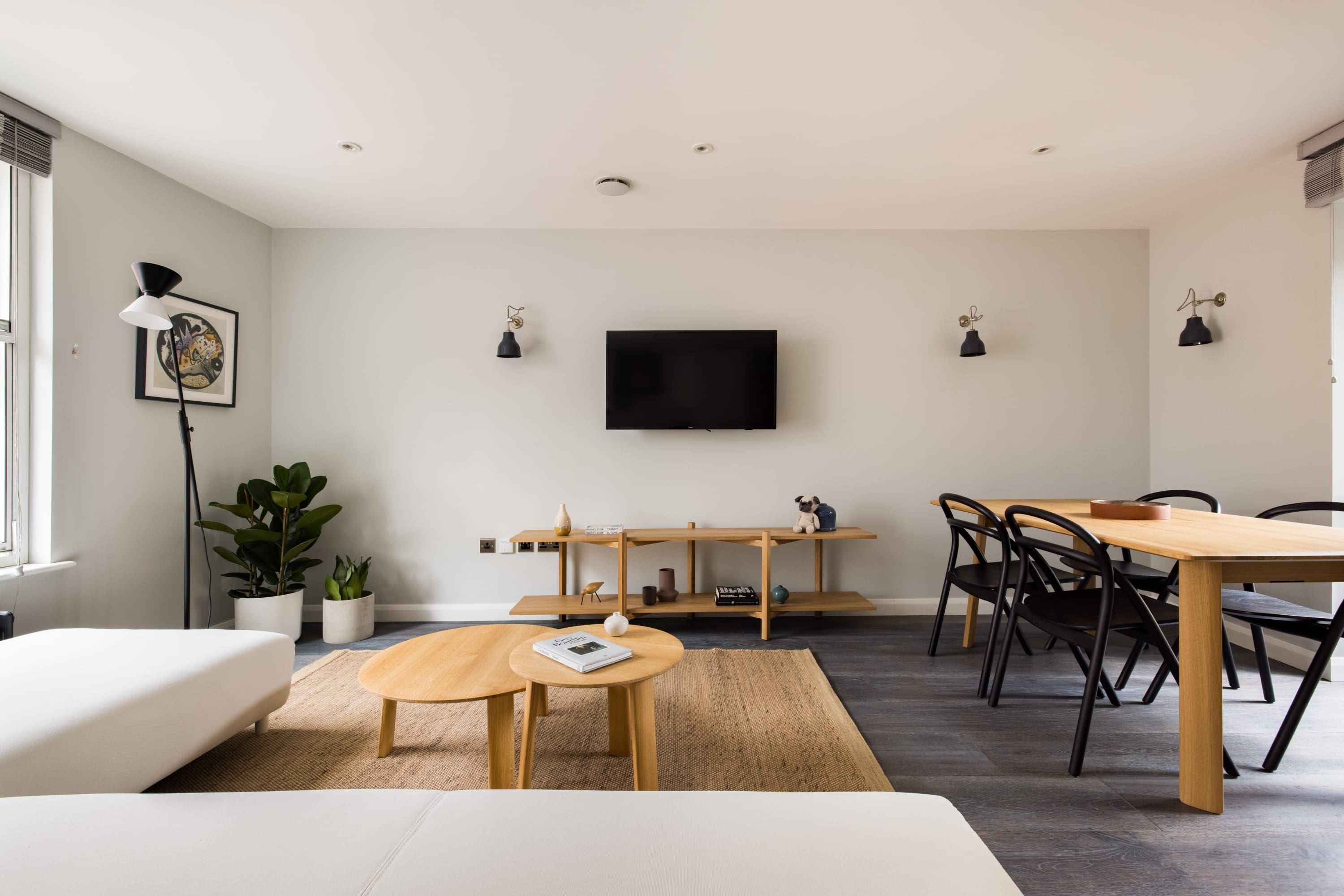 House Rowan Carnaby The West End: Chic 2-Bedroom Family-Friendly Apartment Rental in London West End