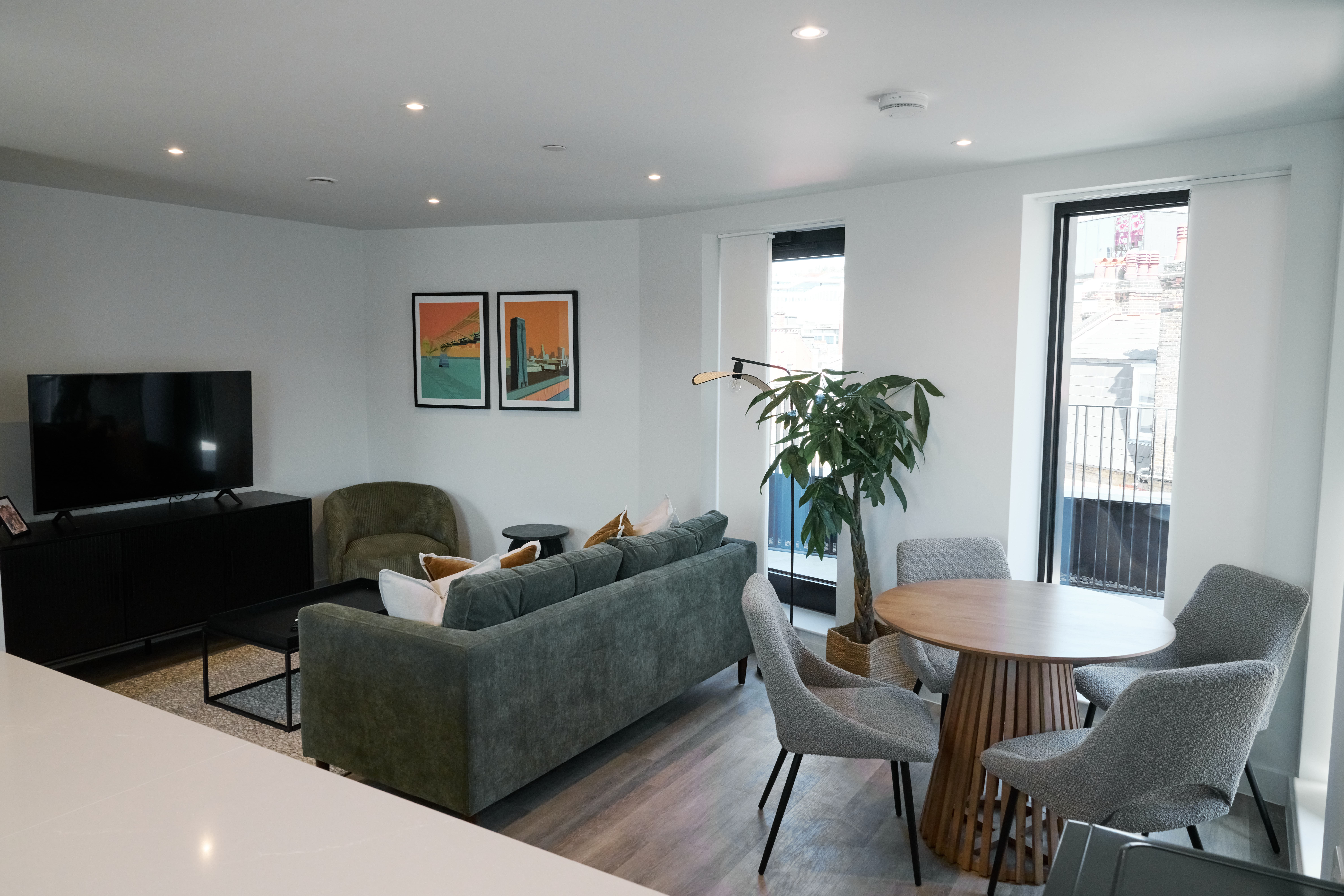 House Helm Camley Kings Cross: Stylish 2-Bedroom Apartment Rental with Family Features, Kings Cross London