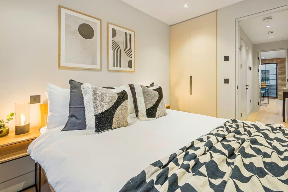 House Gray’s Holborn: Chic 2-Bedroom Townhouse Rental with Air-Con in Holborn, London