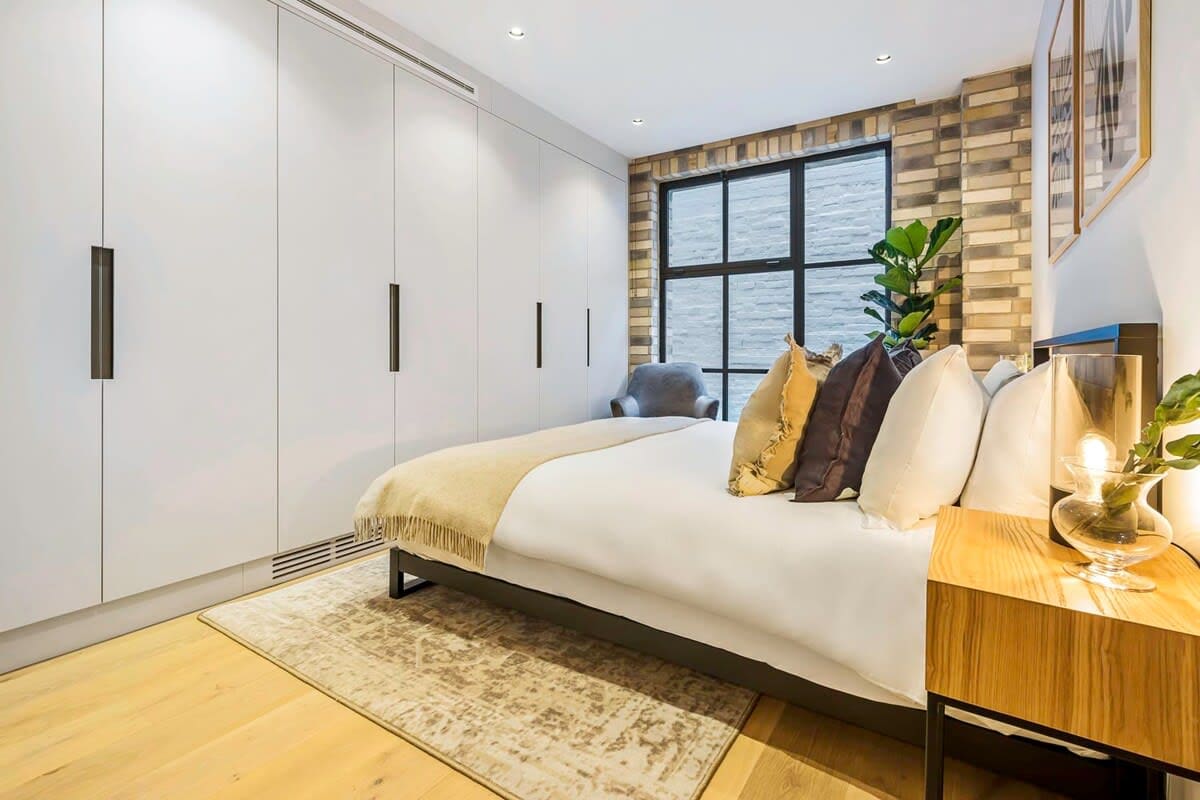 House Gray’s Holborn: Chic 2-Bedroom Townhouse Rental with Air-Con in Holborn, London