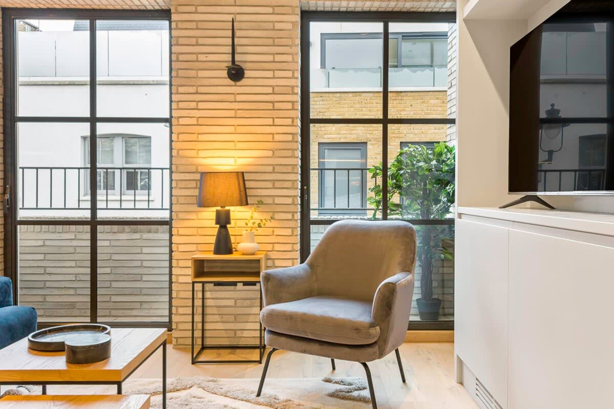 House Gray’s Holborn: Chic 2-Bedroom Townhouse Rental with Air-Con in Holborn, London