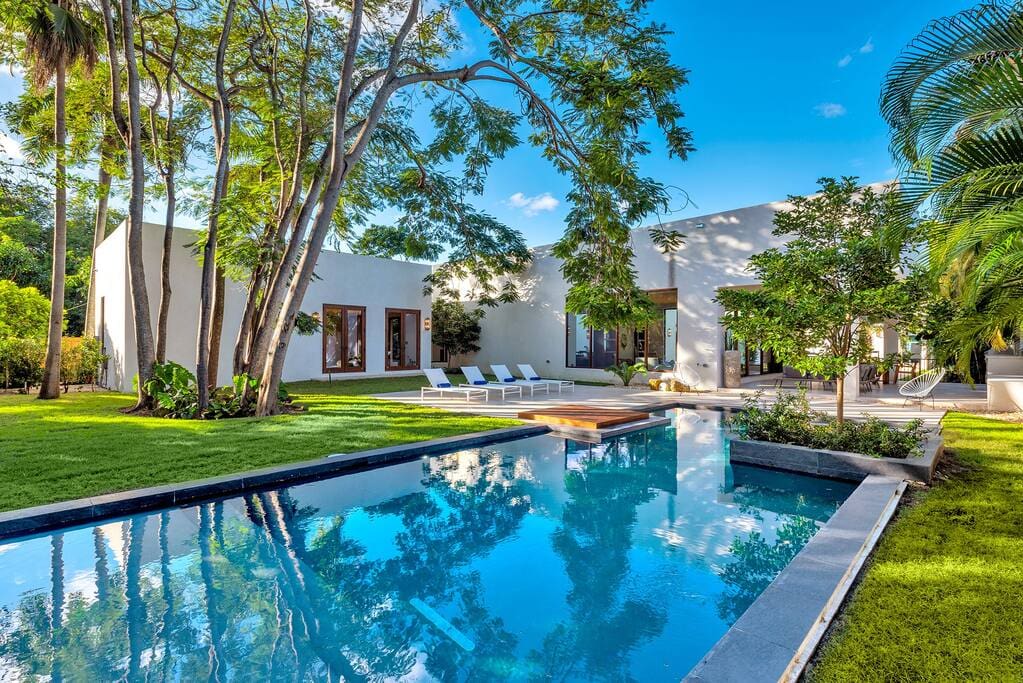Villa Embat Biscayne Miami: Luxury 6-Bedroom Apartment with Pool and Sea Views, Miami