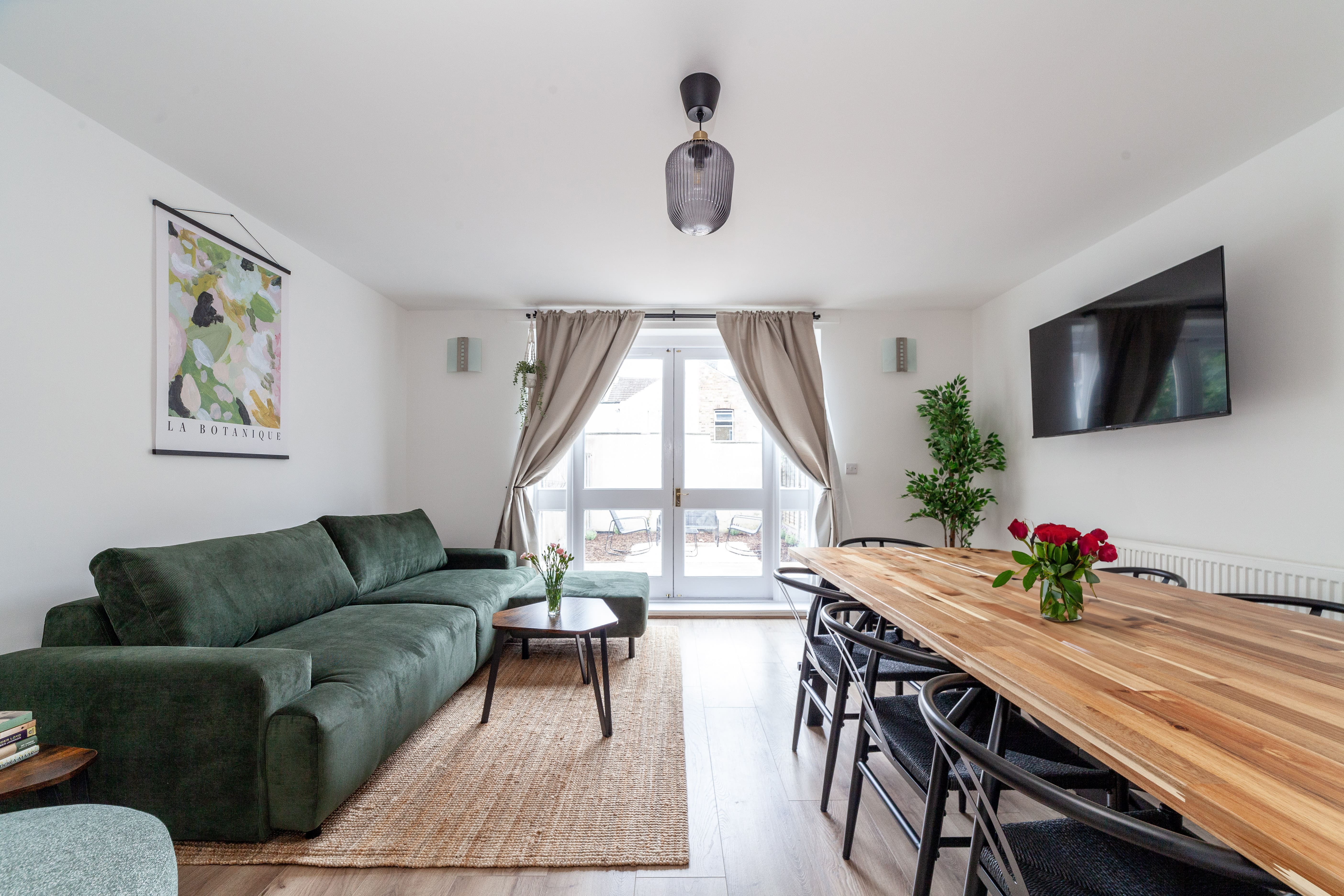 House Hackney Wick Stratford: Spacious 3-Bedroom Family Apartment Rental Stratford London with Parking