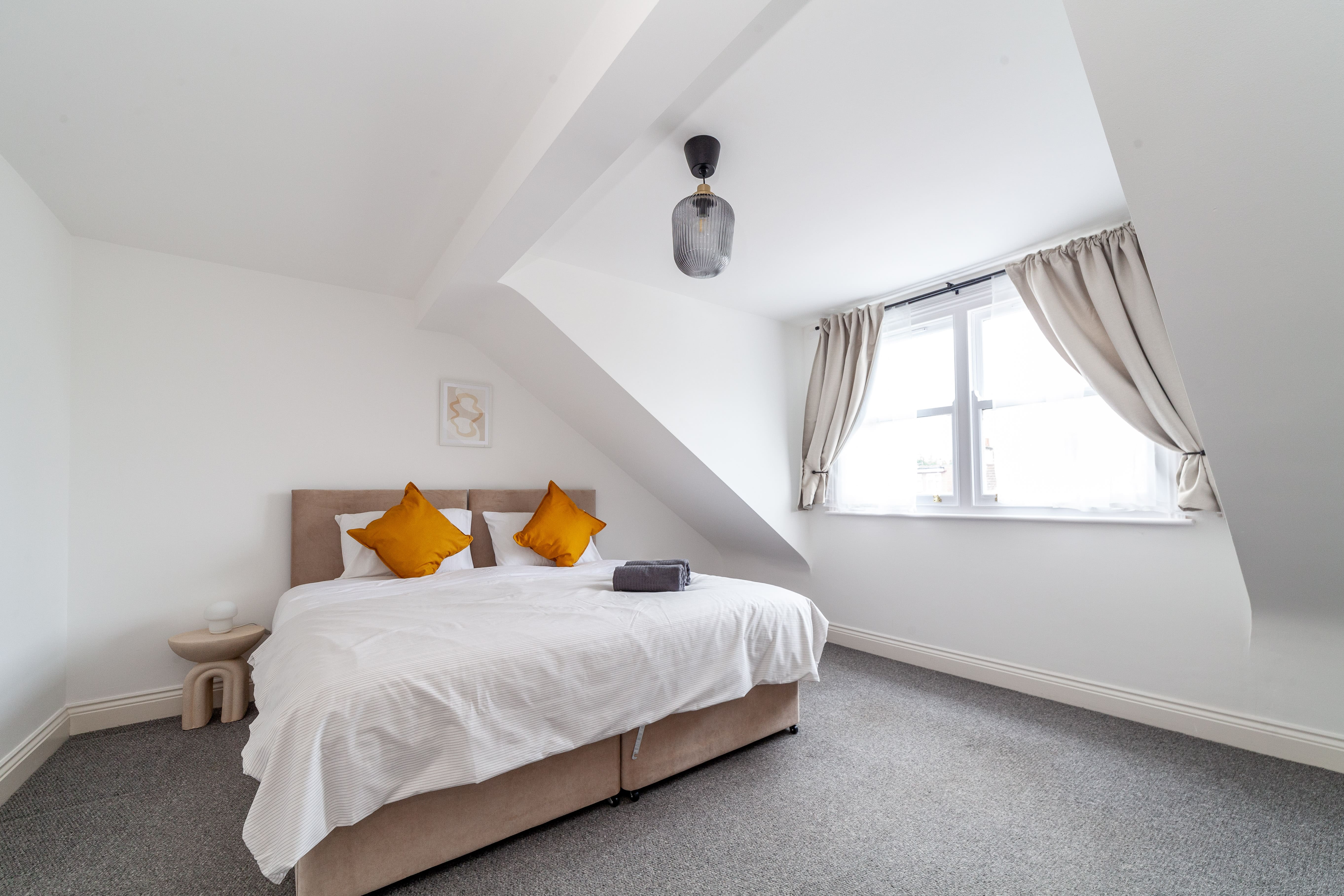 House Hackney Wick Stratford: Spacious 3-Bedroom Family Apartment Rental Stratford London with Parking