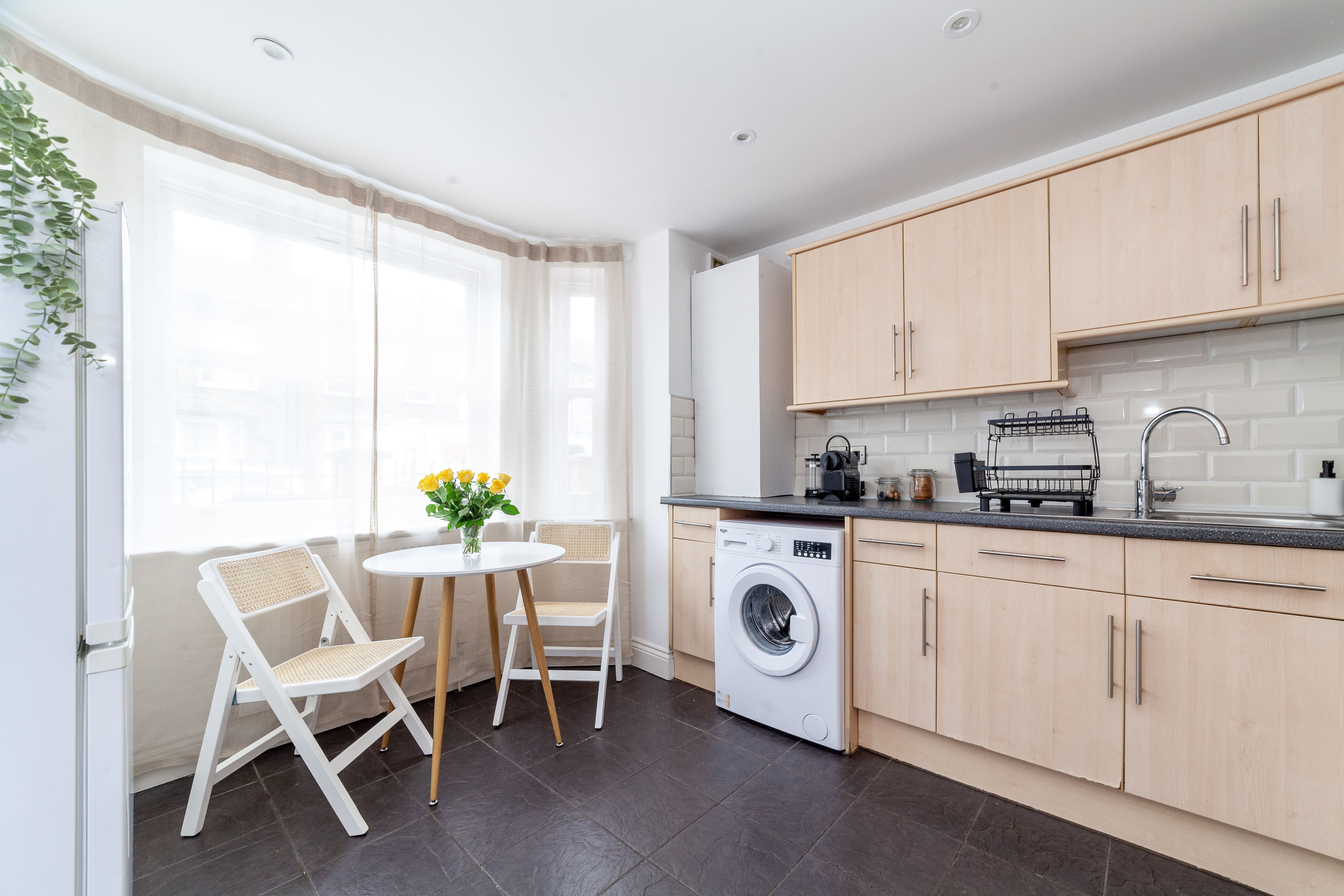 House Hackney Wick Stratford: Spacious 3-Bedroom Family Apartment Rental Stratford London with Parking
