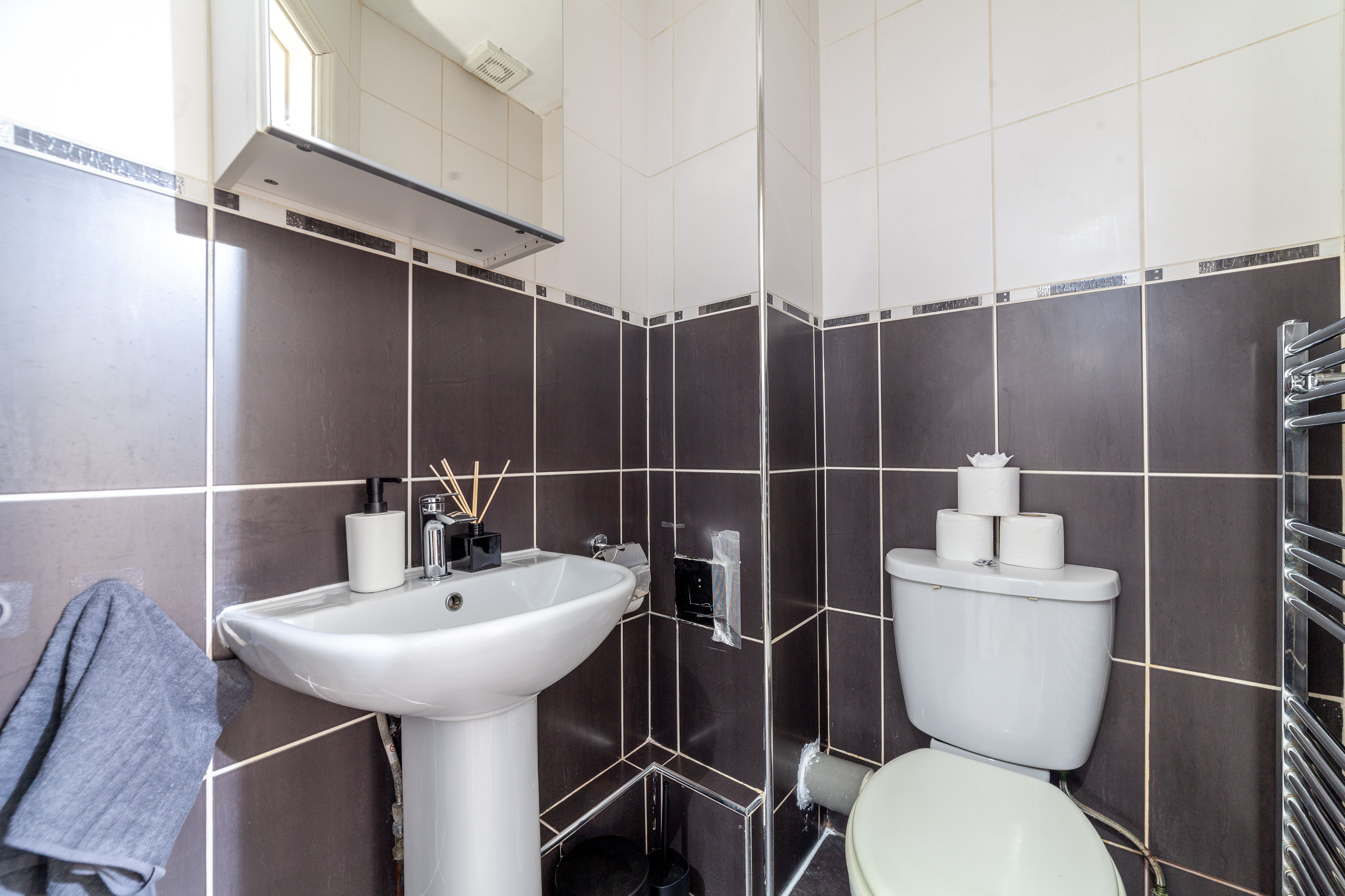 House Hackney Wick Stratford: Spacious 3-Bedroom Family Apartment Rental Stratford London with Parking