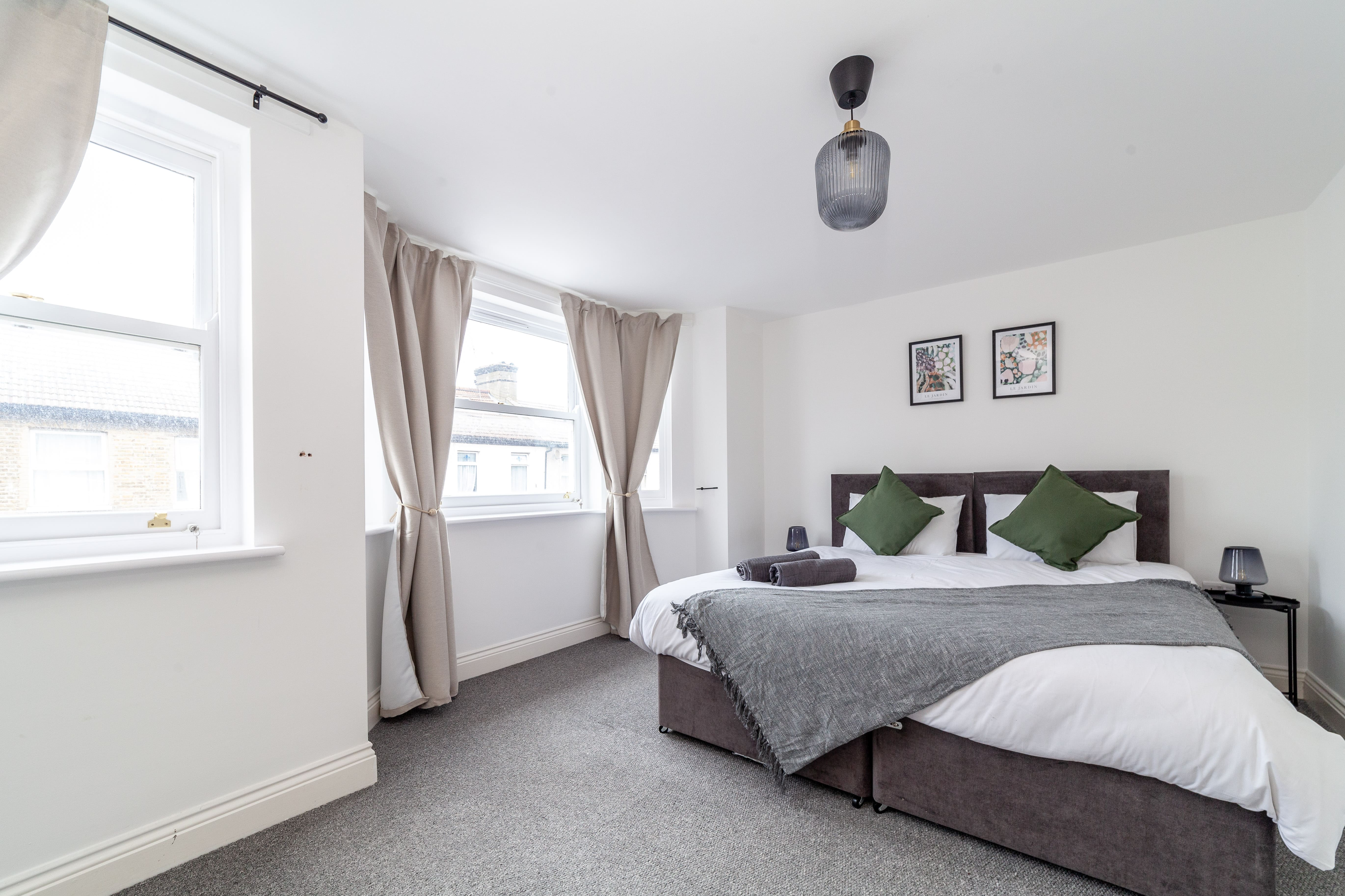 House Hackney Wick Stratford: Spacious 3-Bedroom Family Apartment Rental Stratford London with Parking