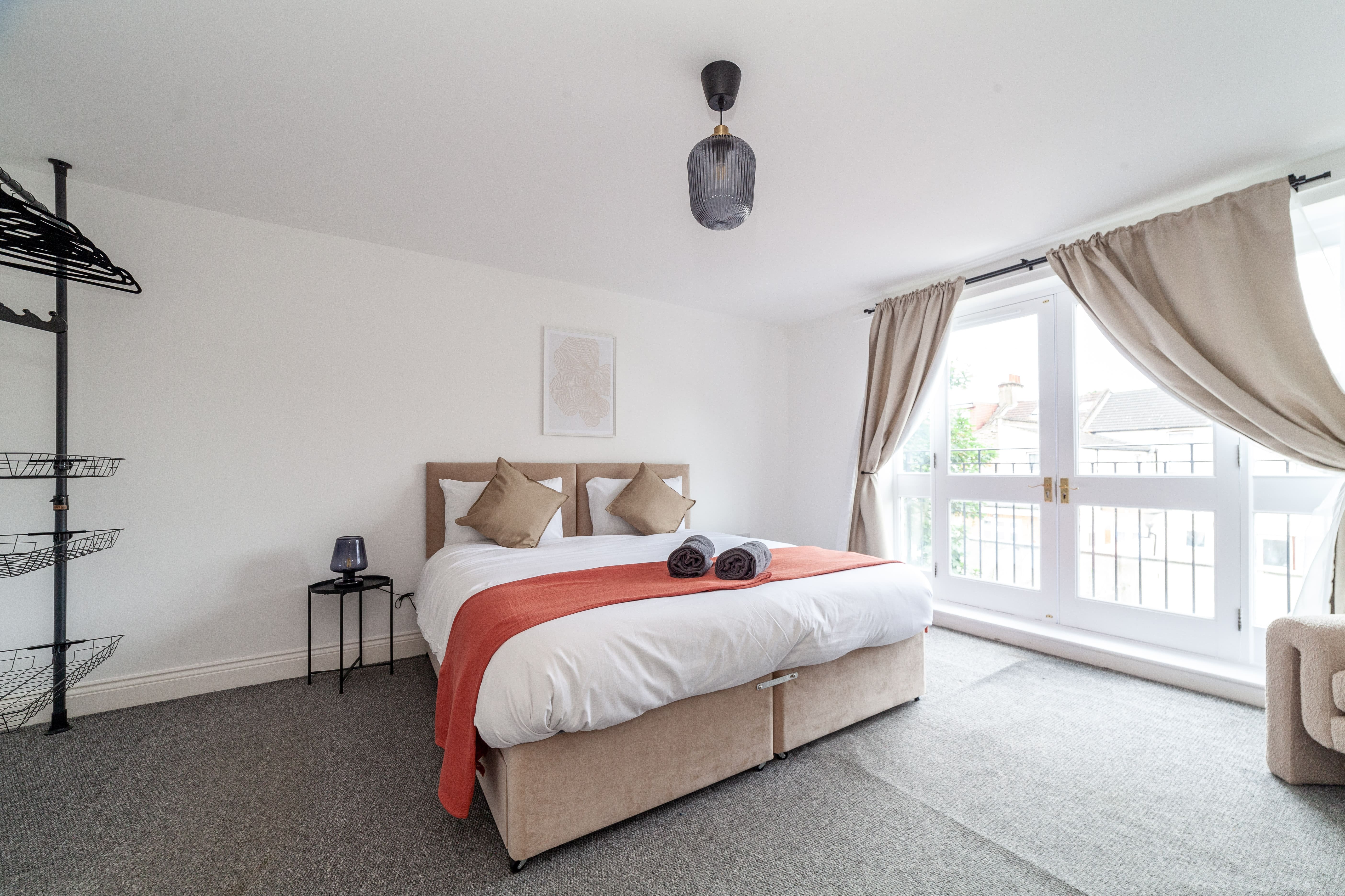 House Hackney Wick Stratford: Spacious 3-Bedroom Family Apartment Rental Stratford London with Parking