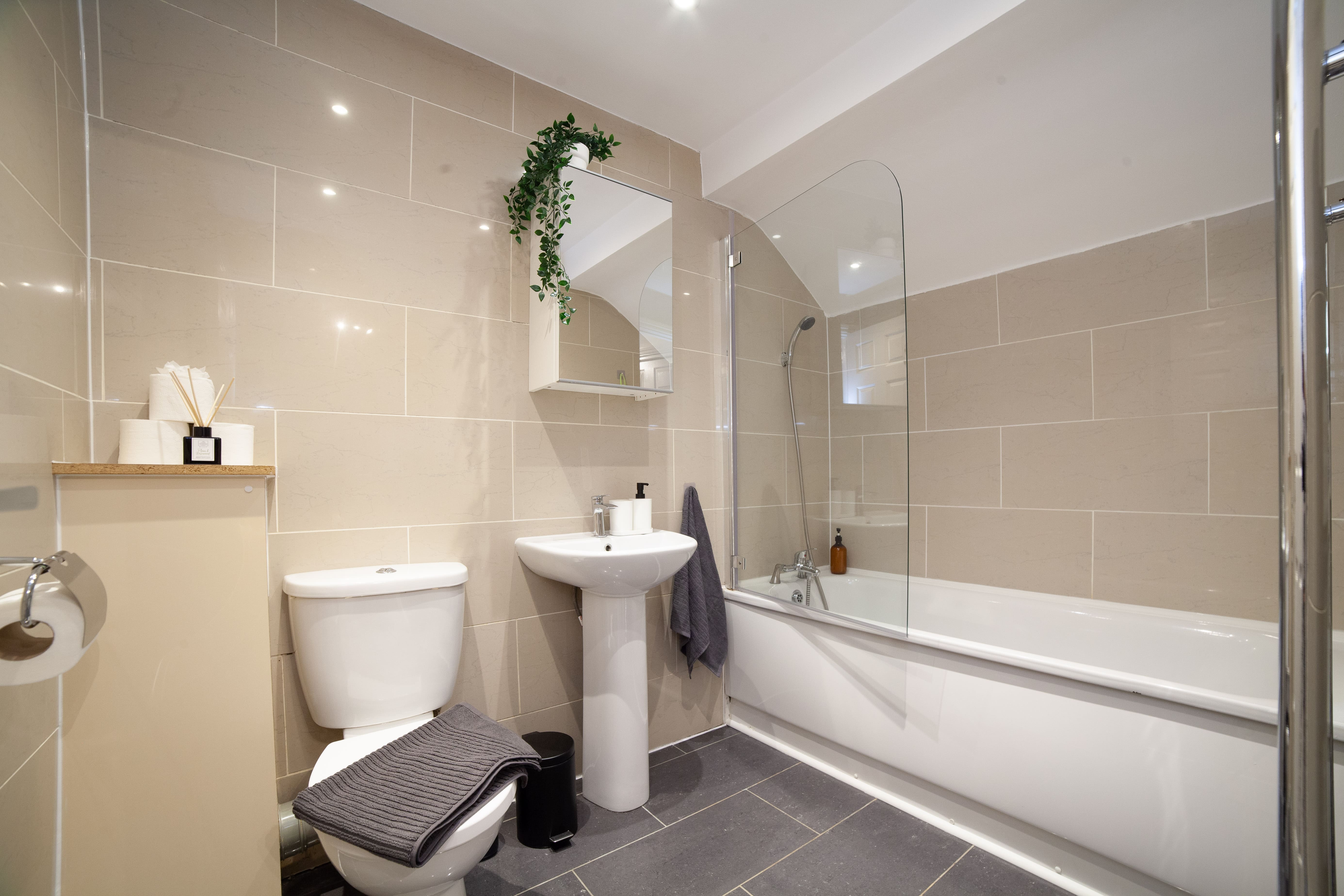 House Hackney Wick Stratford: Spacious 3-Bedroom Family Apartment Rental Stratford London with Parking
