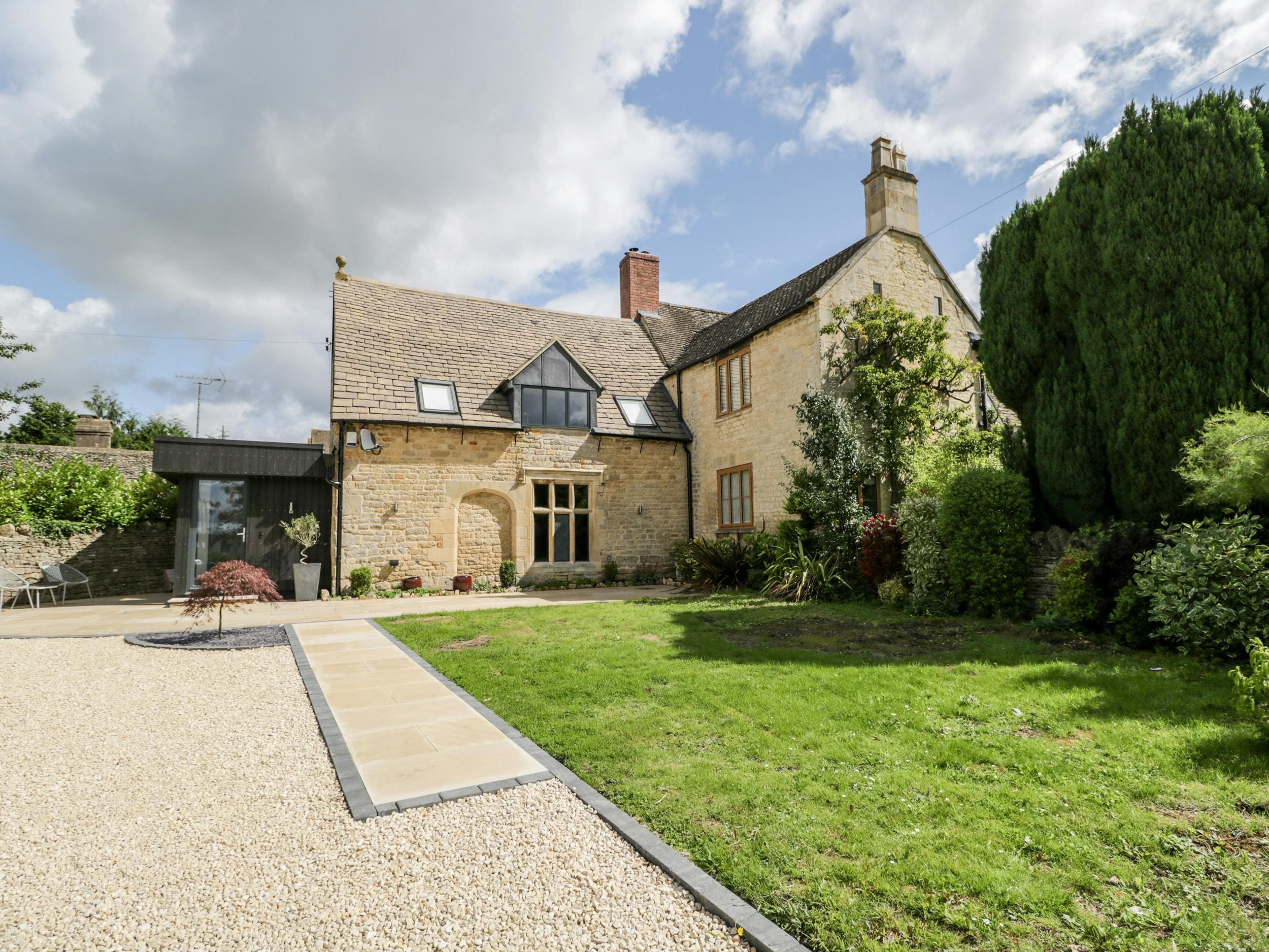House Hatherley Cheltenham: Luxury 4-Bedroom House with Garden and Family-Friendly Amenities, Cheltenham