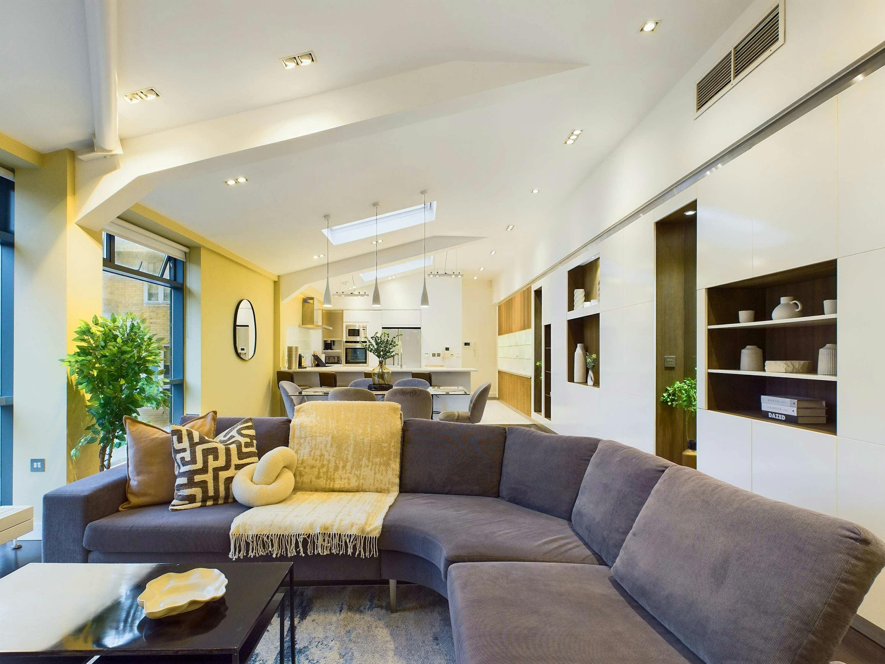 House Helm Holly Hill Hampstead: Spacious 4-Bedroom Apartment Rental with Air-Con in Hampstead, London