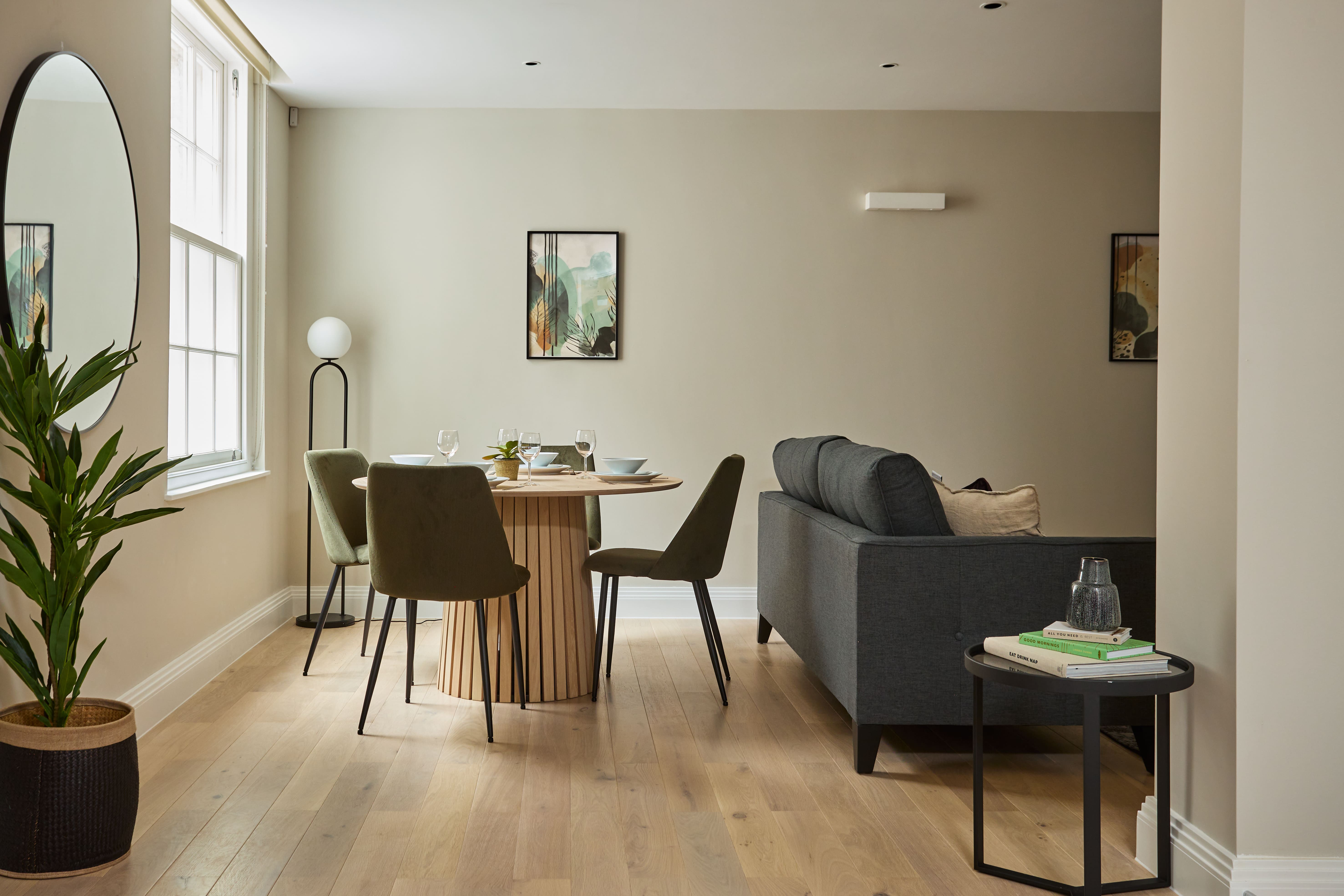 House Holbornia Holborn: Stylish 2-Bedroom Apartment Rental with Air Conditioning in Holborn London