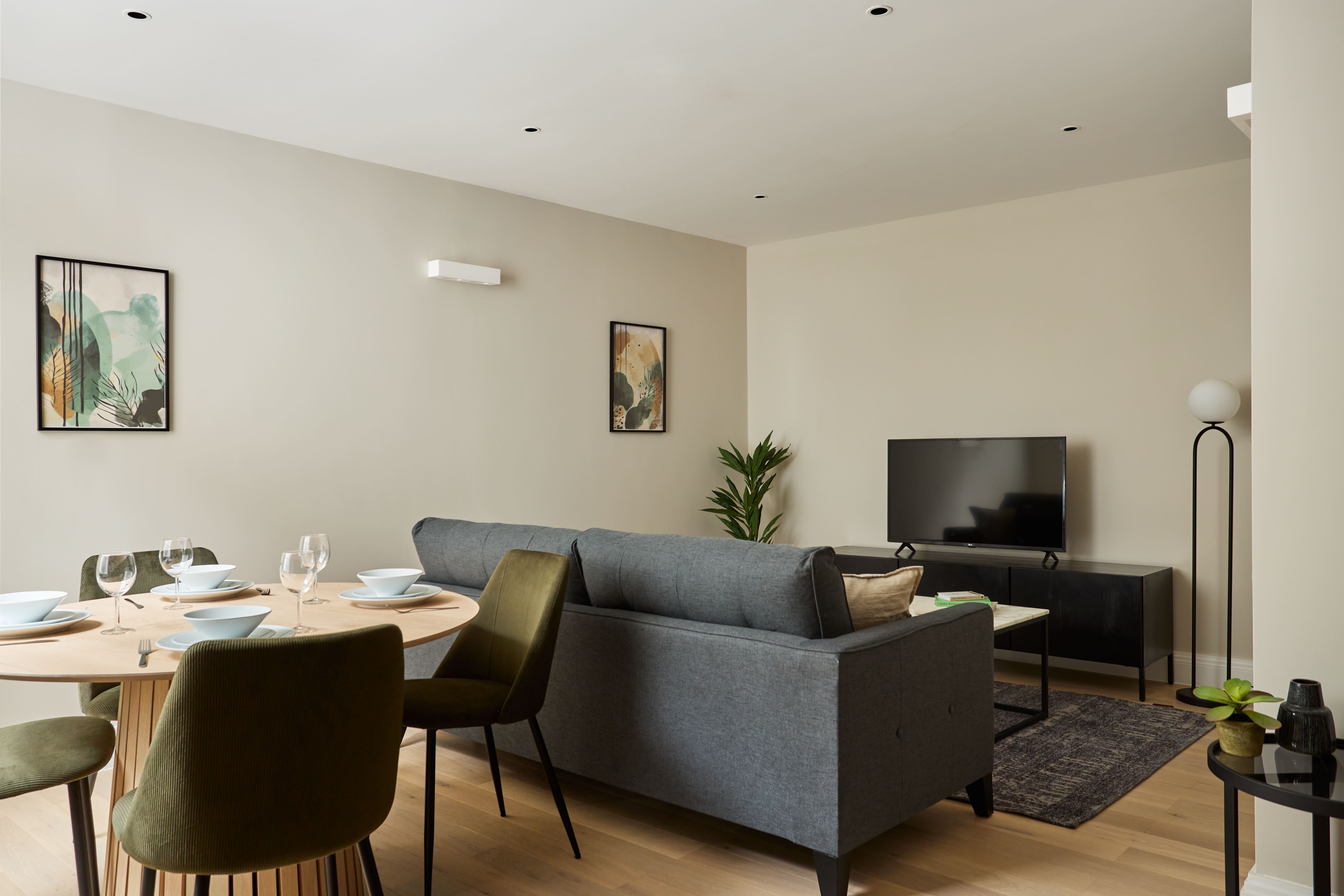 House Holbornia Holborn: Stylish 2-Bedroom Apartment Rental with Air Conditioning in Holborn London