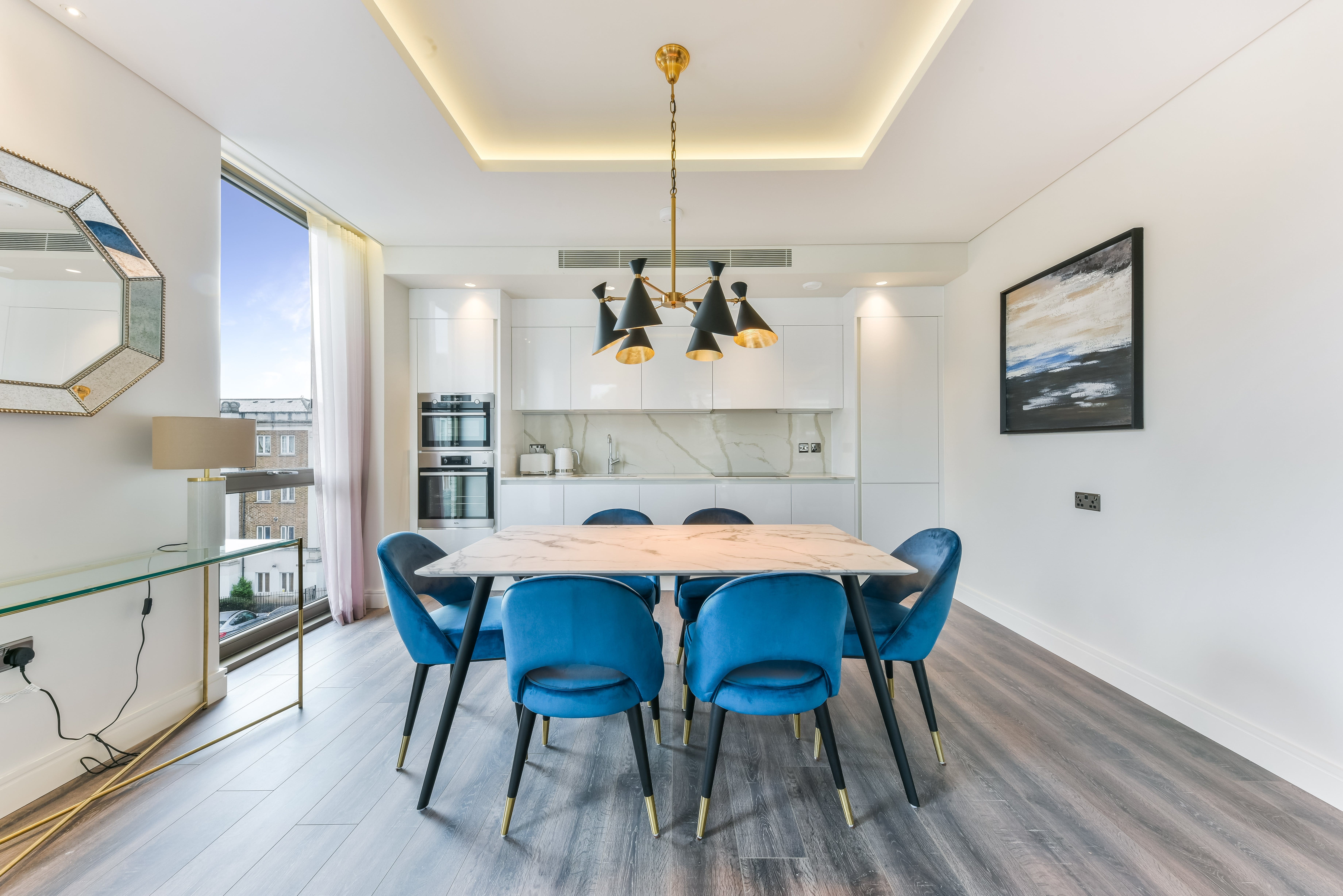 House Holland Park Holland Park 2: Chic 2-Bedroom Apartment Rental with Balcony and Family Amenities in Holland Park