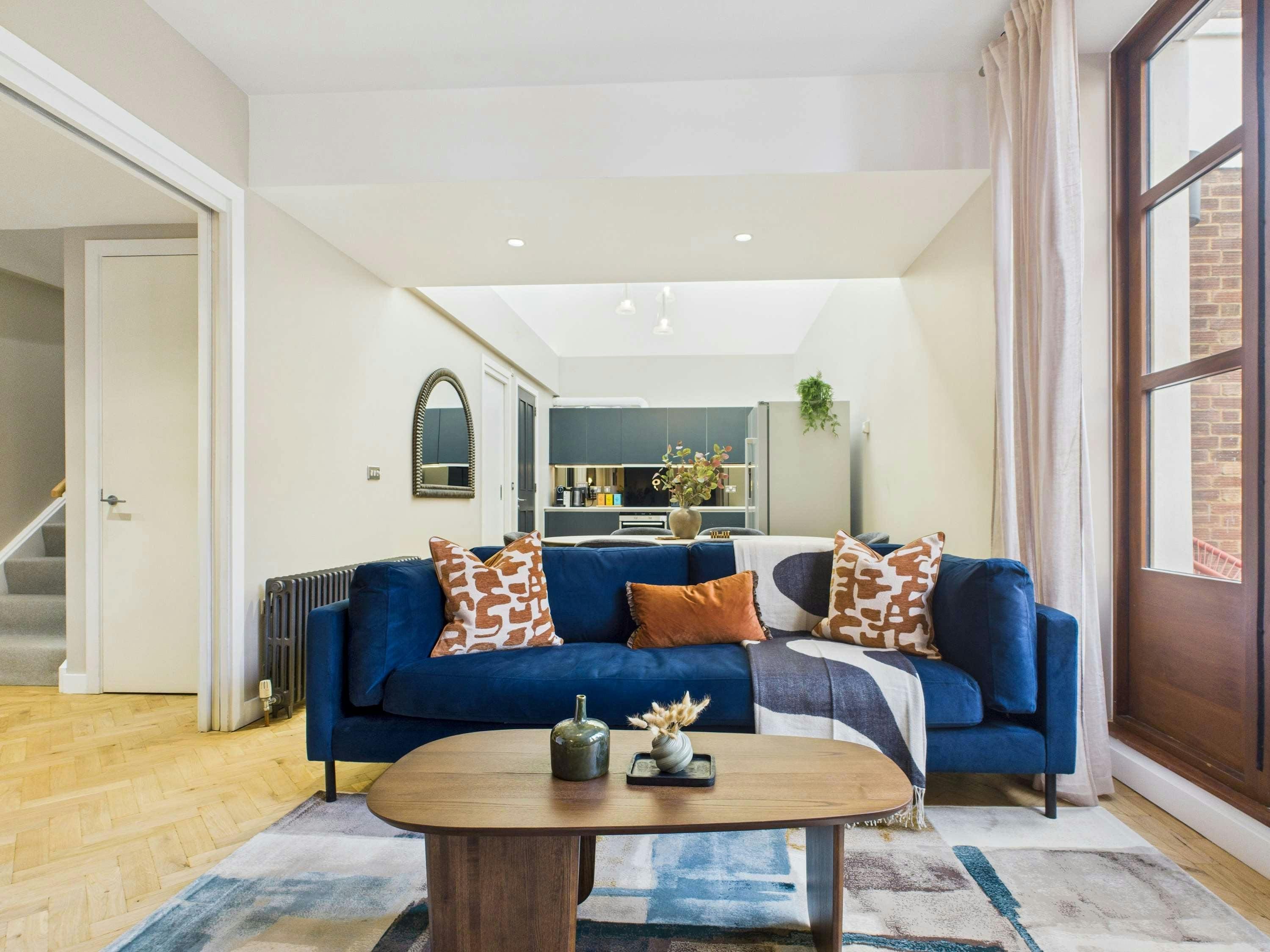 House Helm Hoxton Shoreditch: Charming 3-Bedroom Townhouse Rental with Roof Deck, Family-Friendly in Shoreditch