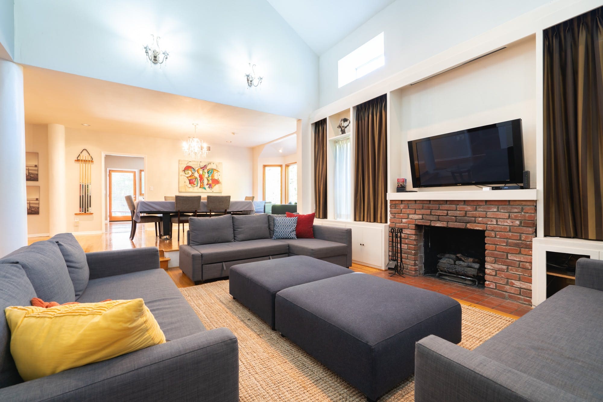 Villa Levante Fairfax Beverly Grove: Spacious 5-Bedroom House with Family-Friendly Features, Beverly Grove