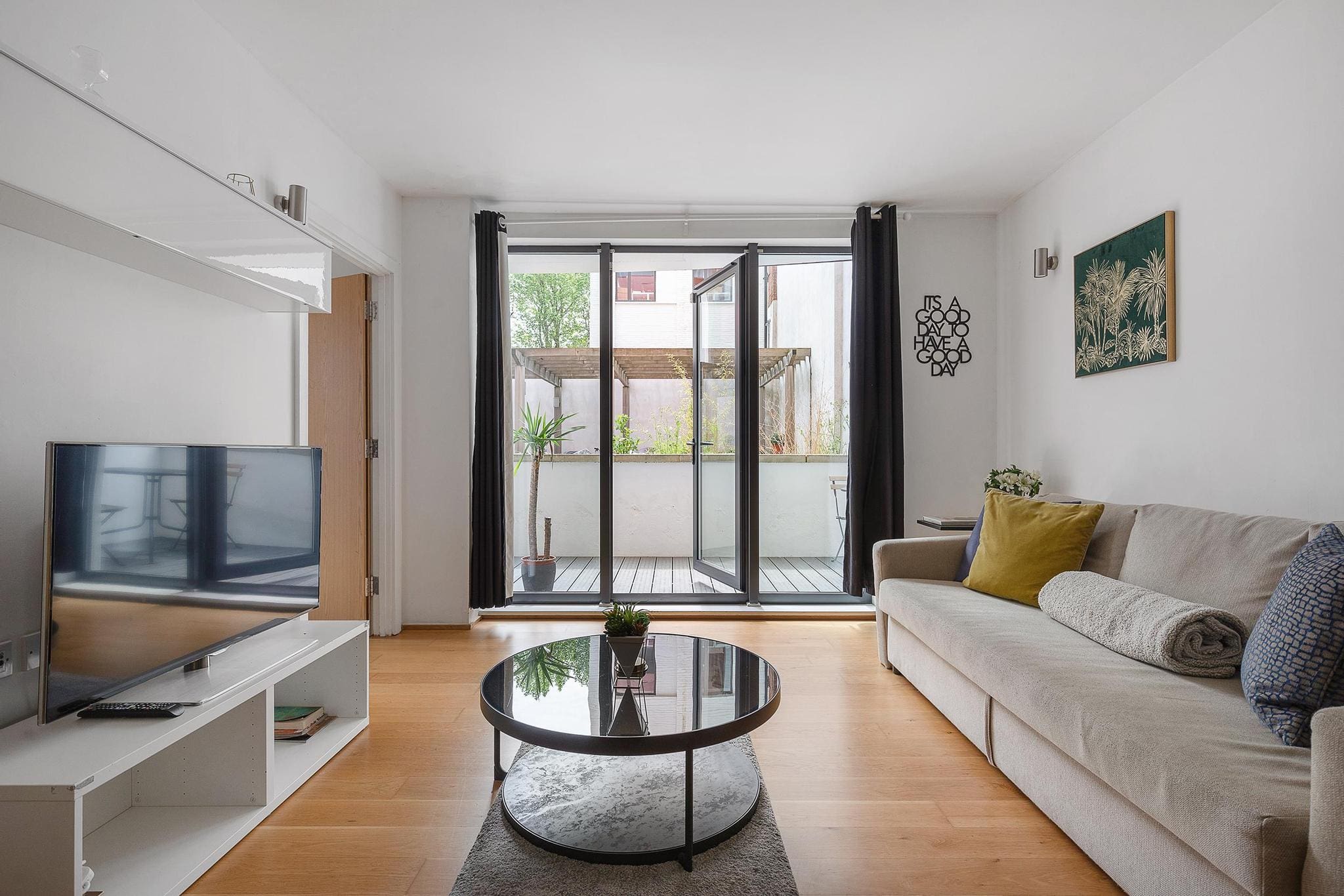 House Kensal Ladbroke: Chic 2-Bedroom Apartment with Terrace and Secure Parking, Ladbroke Grove