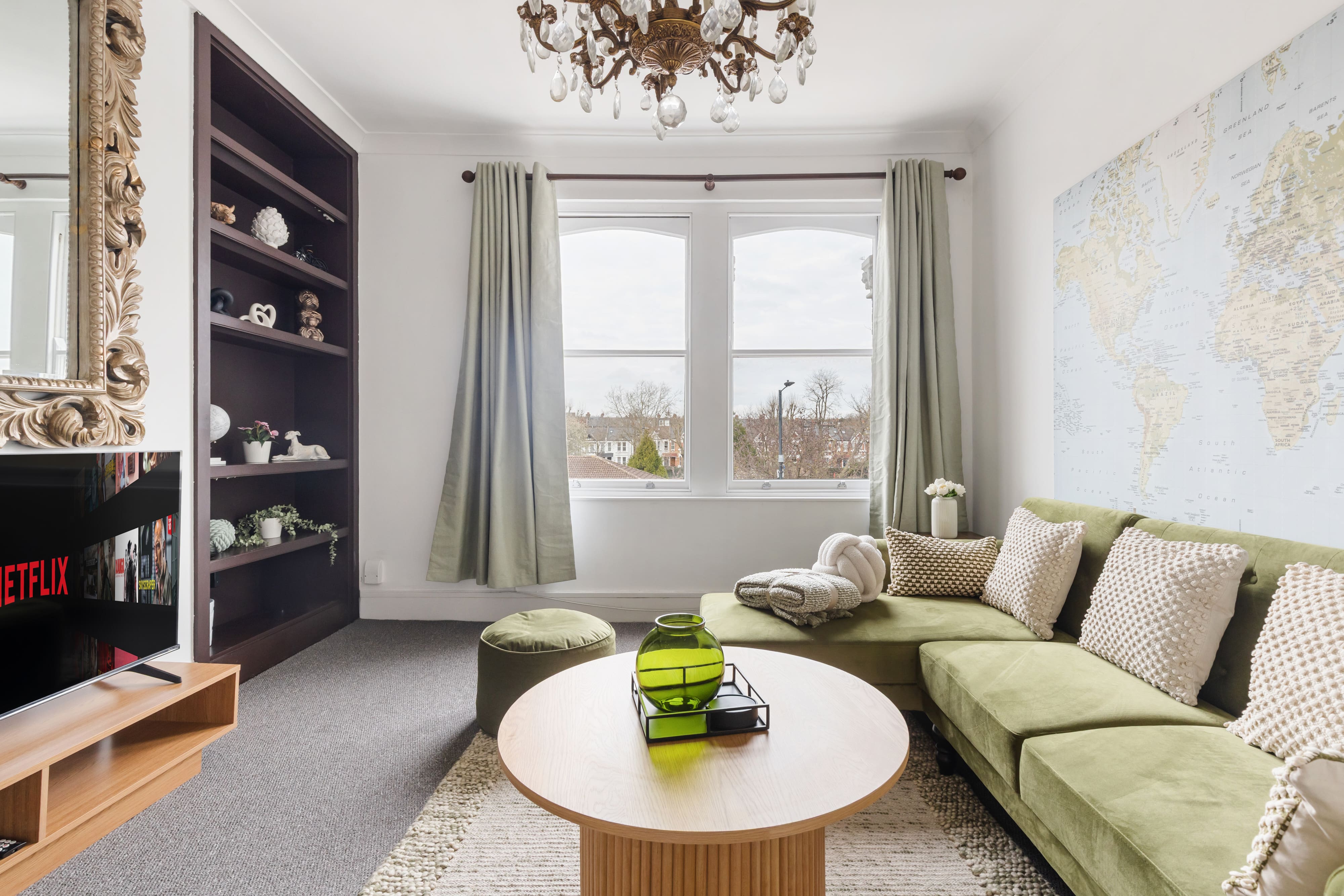 House Kensal Park: Stylish 3-Bedroom Apartment Rental with Private Balcony, Queens Park London