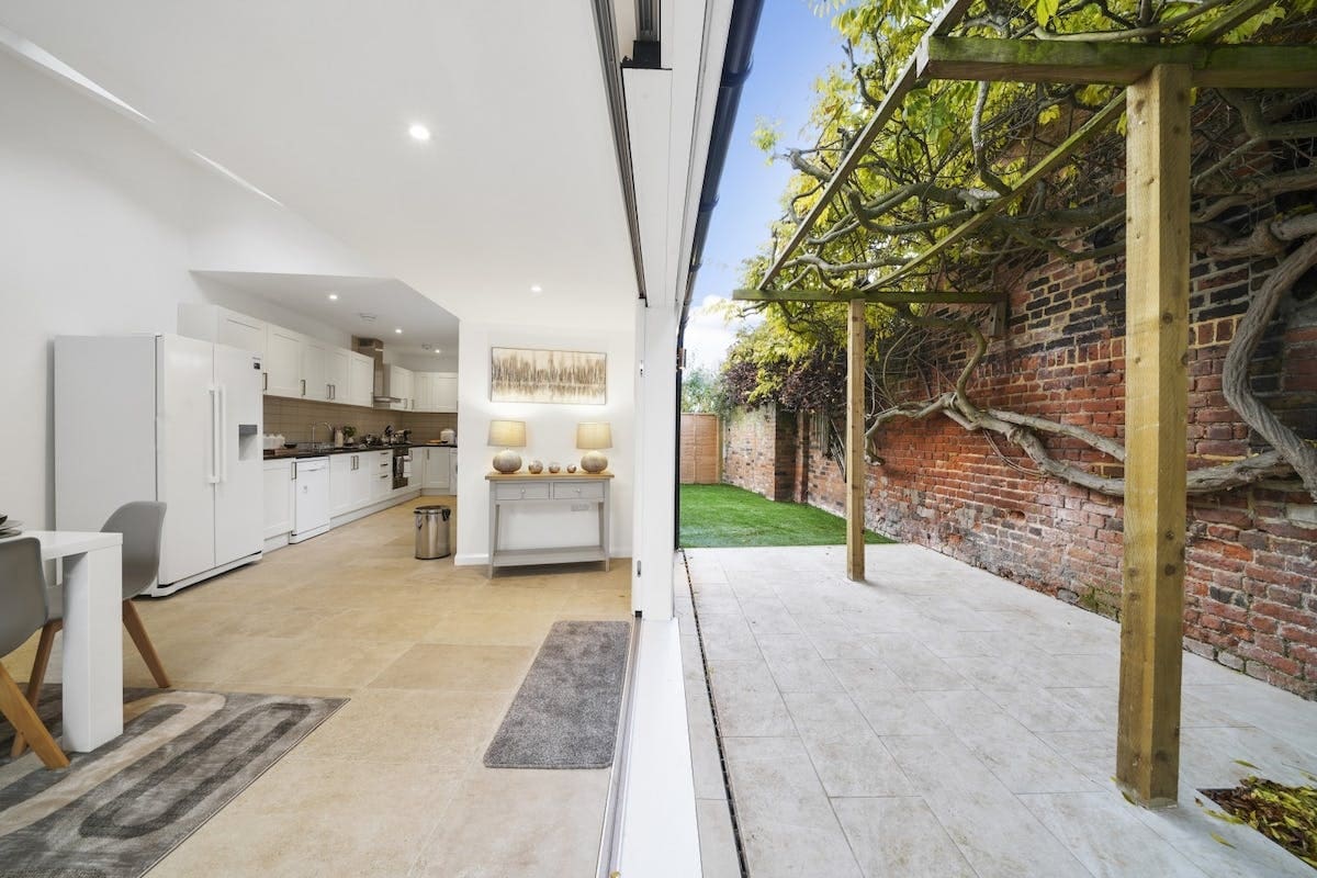 House Longwalk Windsor: Spacious 5-Bedroom Townhouse Rental with Family Features in Windsor
