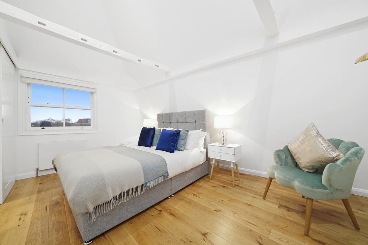 House Longwalk Windsor: Spacious 5-Bedroom Townhouse Rental with Family Features in Windsor