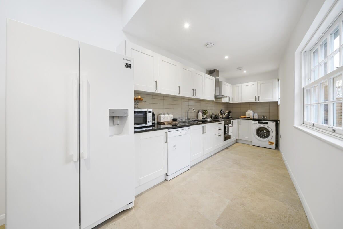 House Longwalk Windsor: Spacious 5-Bedroom Townhouse Rental with Family Features in Windsor