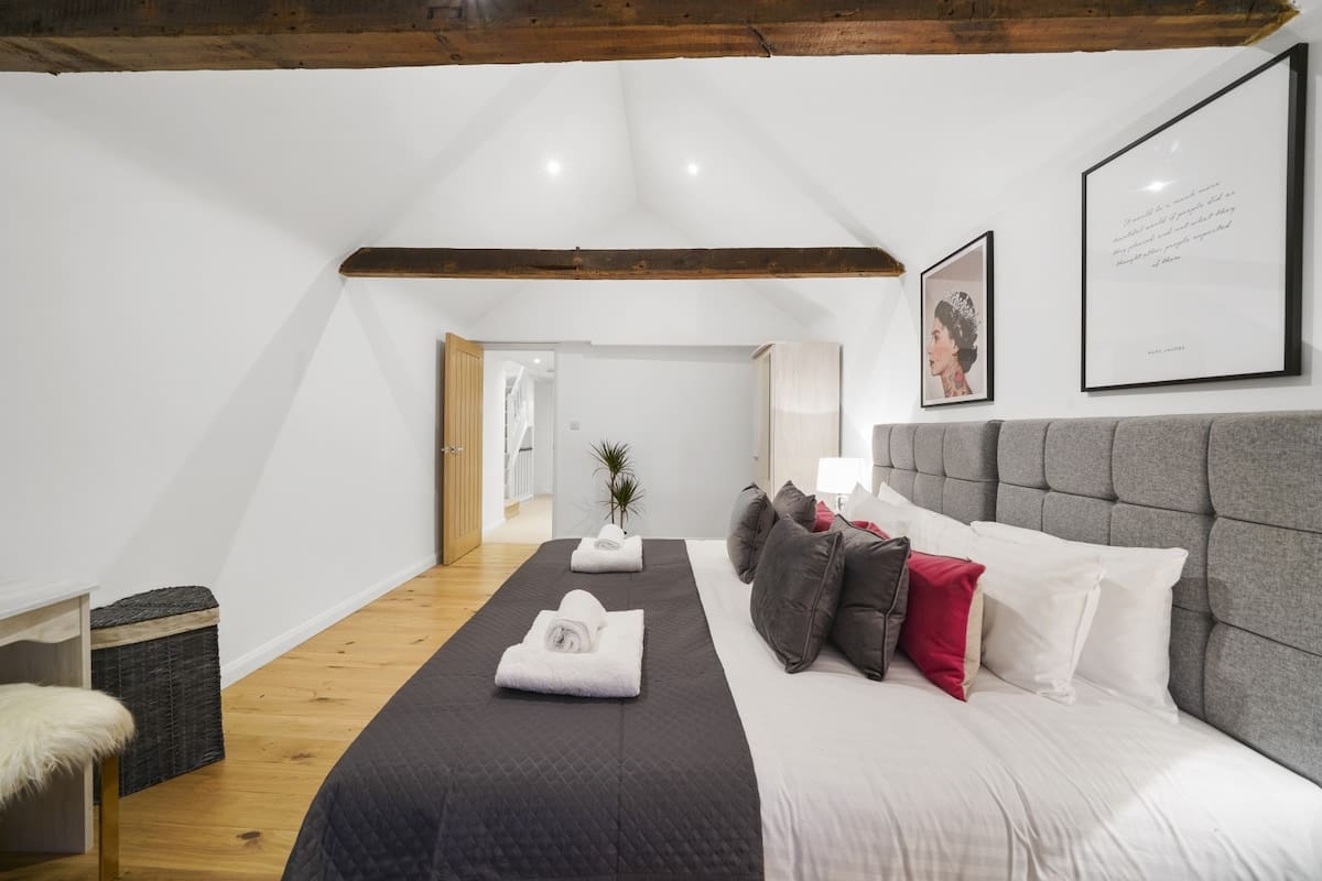 House Longwalk Windsor: Spacious 5-Bedroom Townhouse Rental with Family Features in Windsor