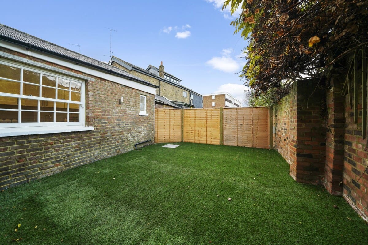 House Longwalk Windsor: Spacious 5-Bedroom Townhouse Rental with Family Features in Windsor