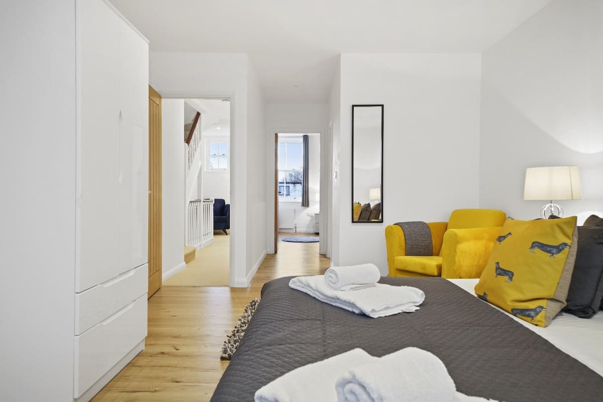 House Longwalk Windsor: Spacious 5-Bedroom Townhouse Rental with Family Features in Windsor