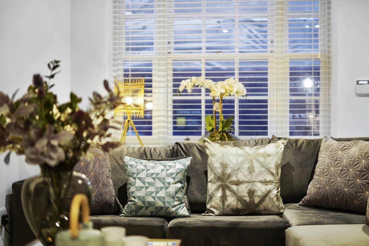 House Longwalk Windsor: Spacious 5-Bedroom Townhouse Rental with Family Features in Windsor