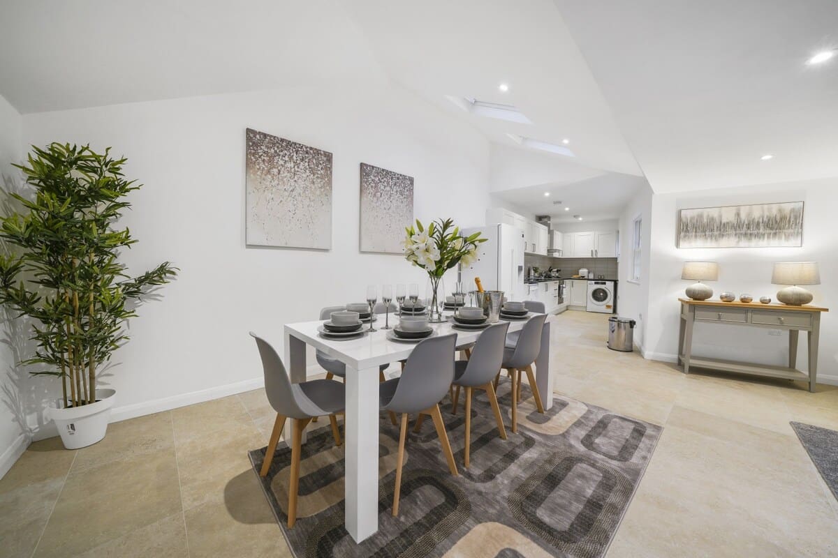 House Longwalk Windsor: Spacious 5-Bedroom Townhouse Rental with Family Features in Windsor